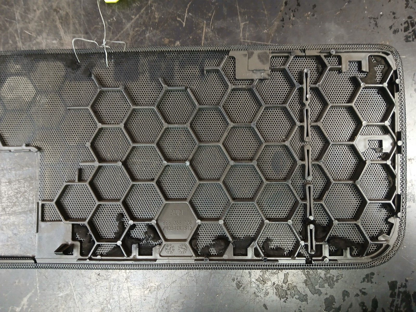 2004-2008 Audi A4 S4 B7 Rear Deck Speaker Cover Grille 8e5 035 405 Damaged