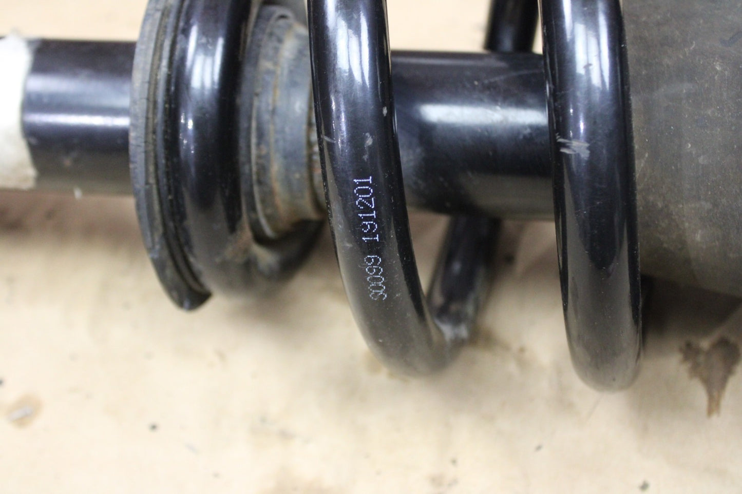 07-14 Cadillac Escalade Front Driver Side Suspension Shock Absorber Strut 151k