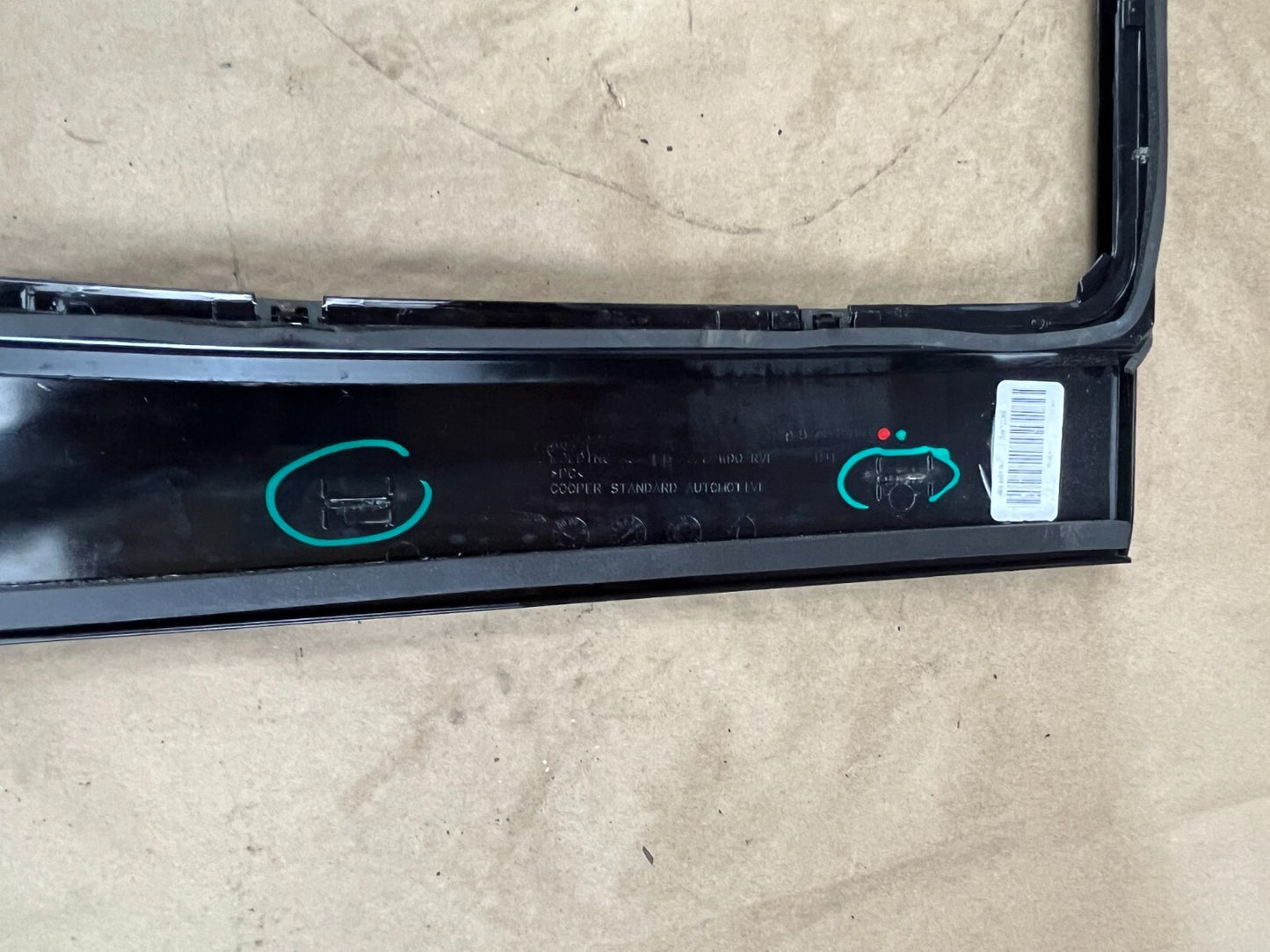 2008-2014 Cadillac Escalade Front Passenger RH Side Door Window Molding Trim
