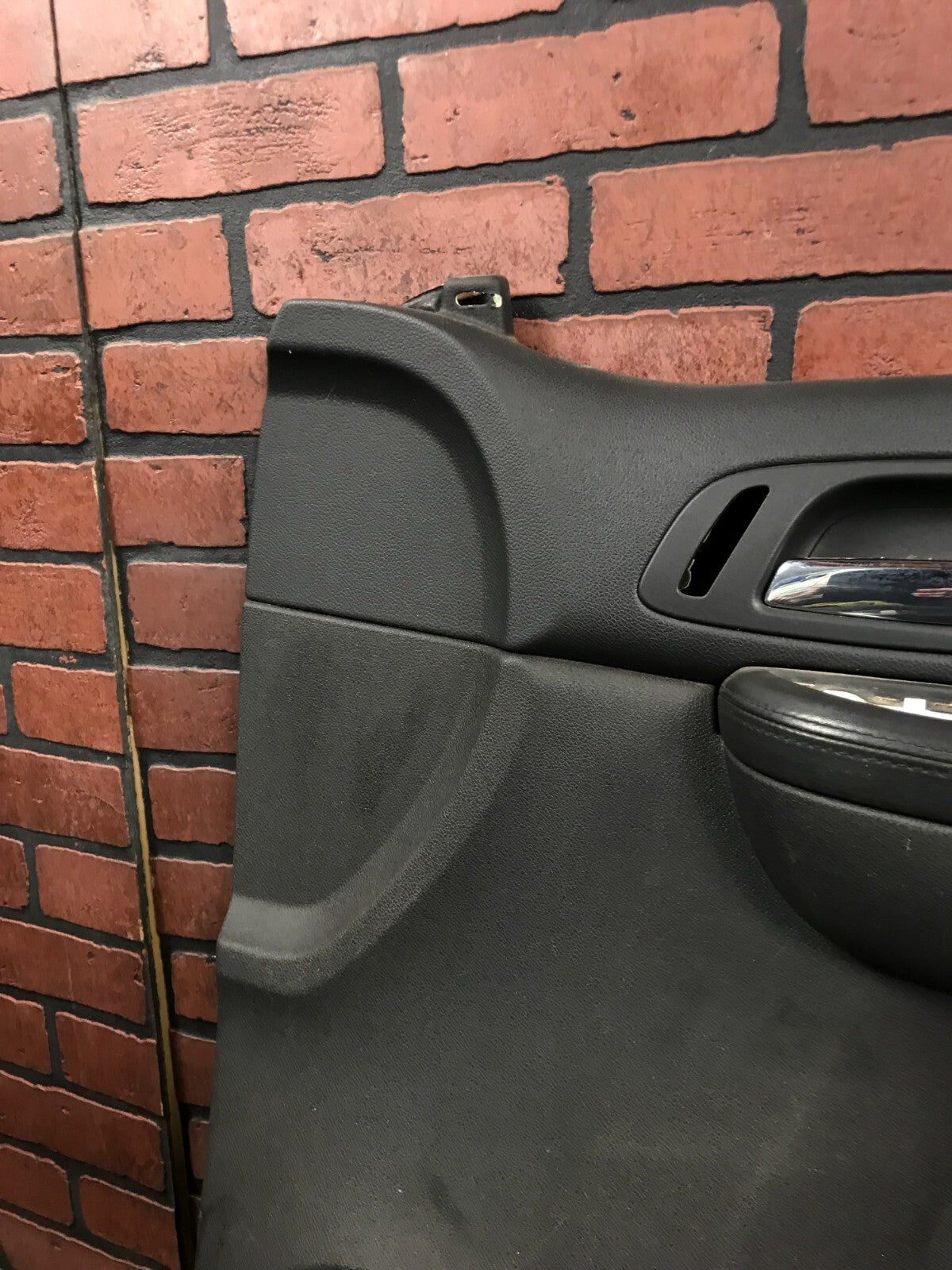 2007-08 GMC Yukon Denali XL Front Passenger RH Side Interior Door Panel 2578010