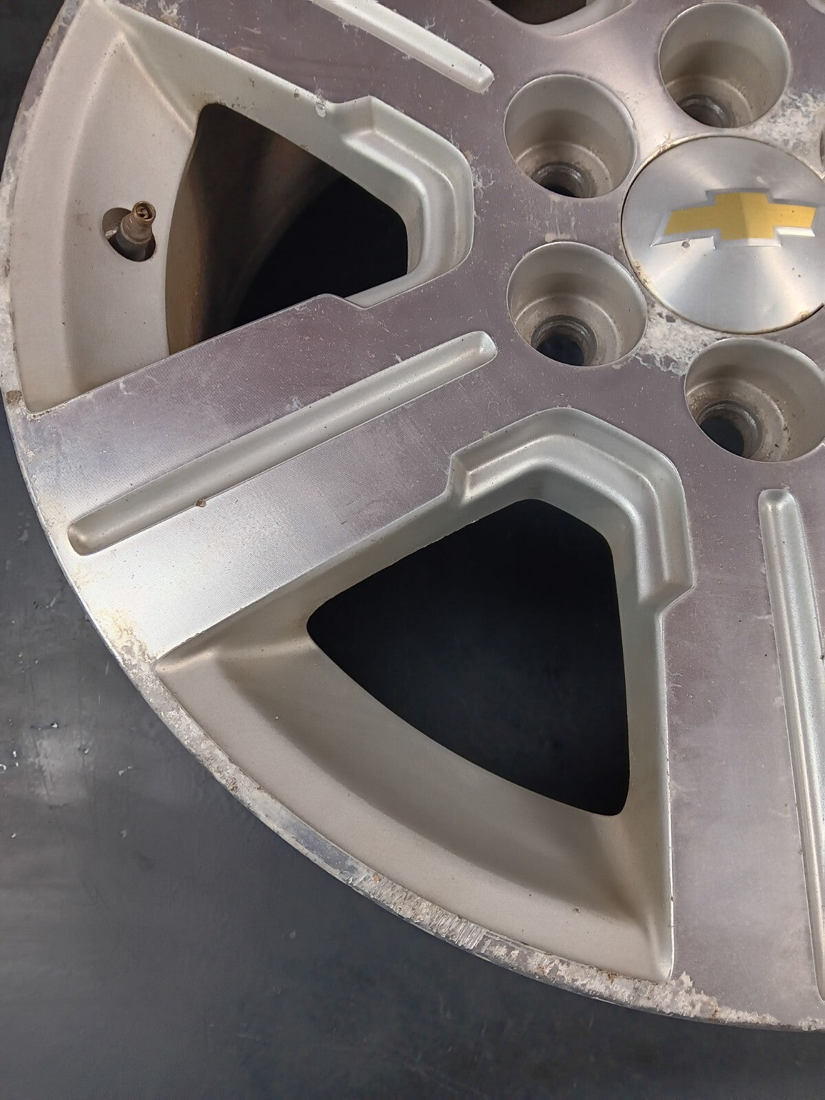 GMC 18x7.5in Single Silver Wheel Rim With Center Cap 5597515