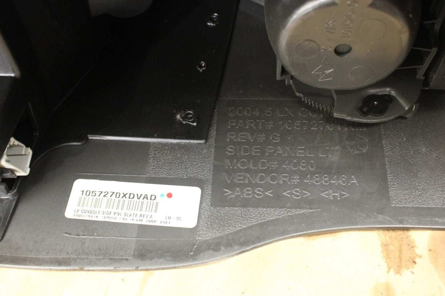 05-07 CHRYSLER 300 C FLOOR CENTER CONSOLE ARMREST STORAGE REAR SEAT DISPLAY DVD