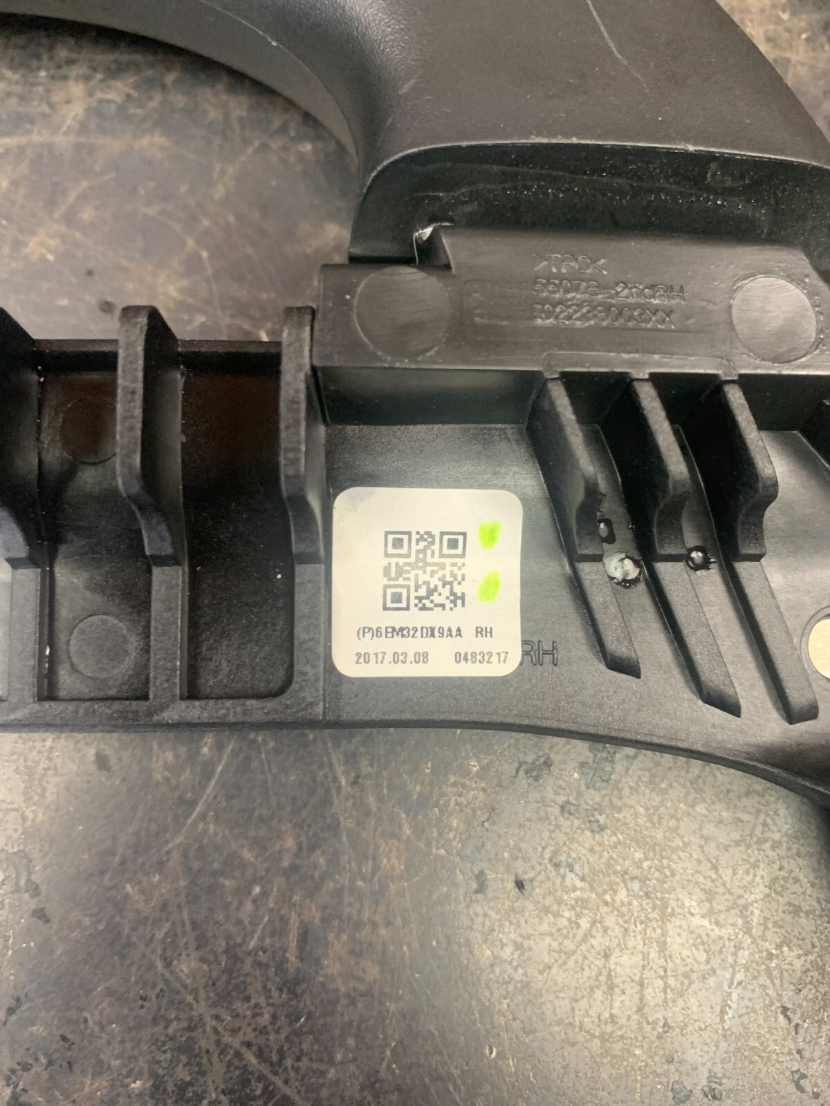 2016-2021 JEEP GRAND CHEROKEE CENTER RIGHT SIDE B PILLAR GRAB GRIP HANDLE OEM