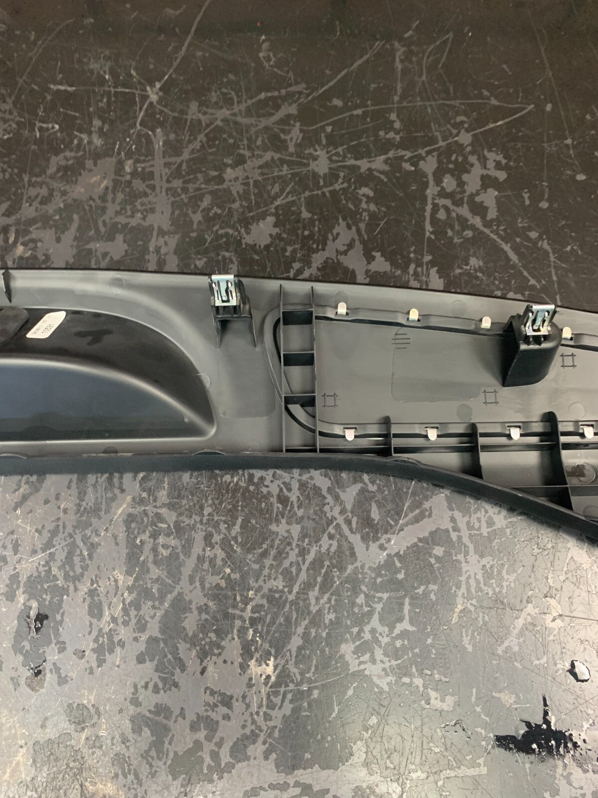 2015-2018 JEEP GRAND CHEROKEE REAR CARGO FLOOR SILL PLATE OEM I01049070BLR