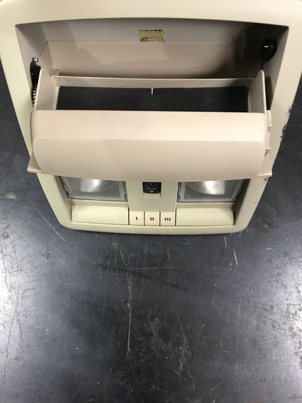 05-07 Charger Magnum 300 Overhead Console Assembly W/ Lights & Storage 1112426