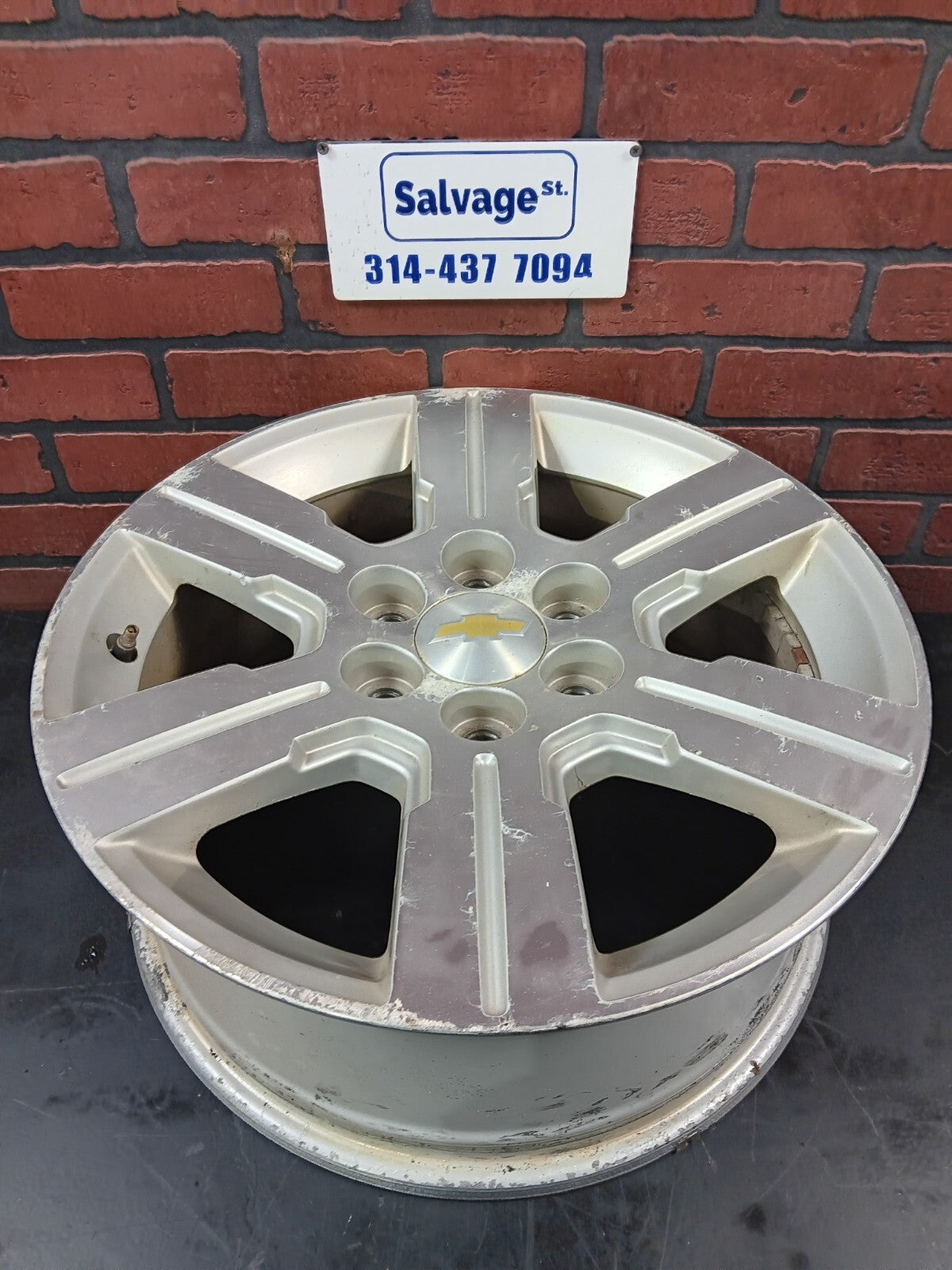 GMC 18x7.5in Single Silver Wheel Rim With Center Cap 5597515