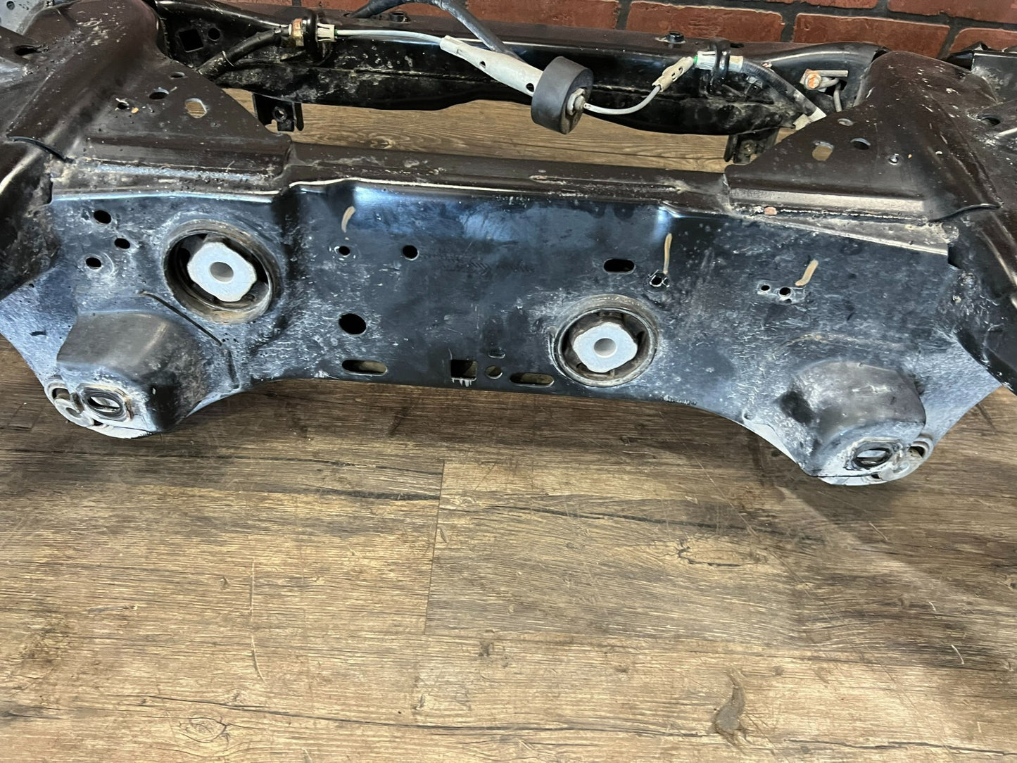 DODGE CHALLENGER R/T SCAT PACK 16-23 OEM REAR AXLE SUSPENSION SUBFRAME CRADLE