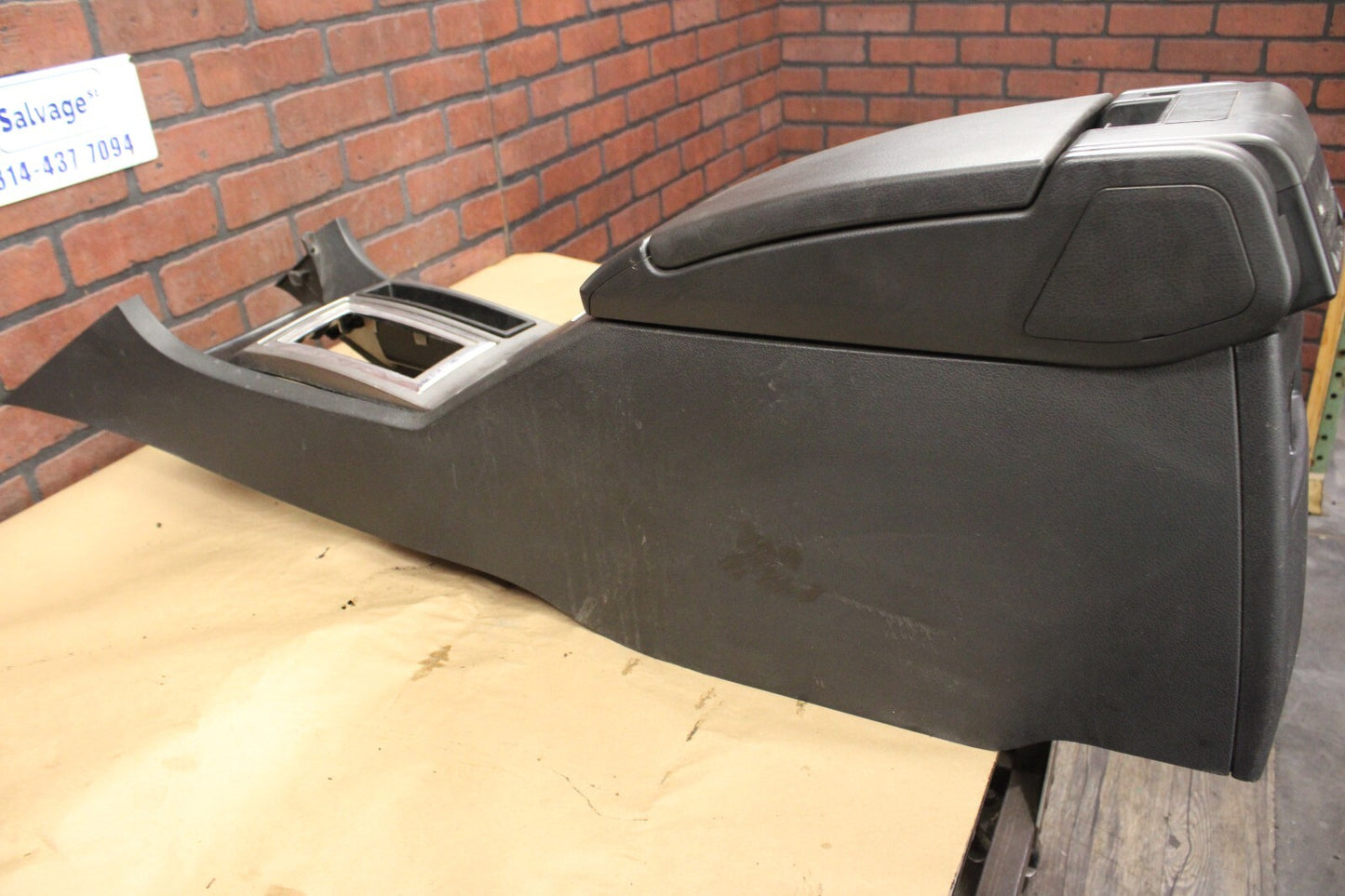 05-07 CHRYSLER 300 C FLOOR CENTER CONSOLE ARMREST STORAGE REAR SEAT DISPLAY DVD