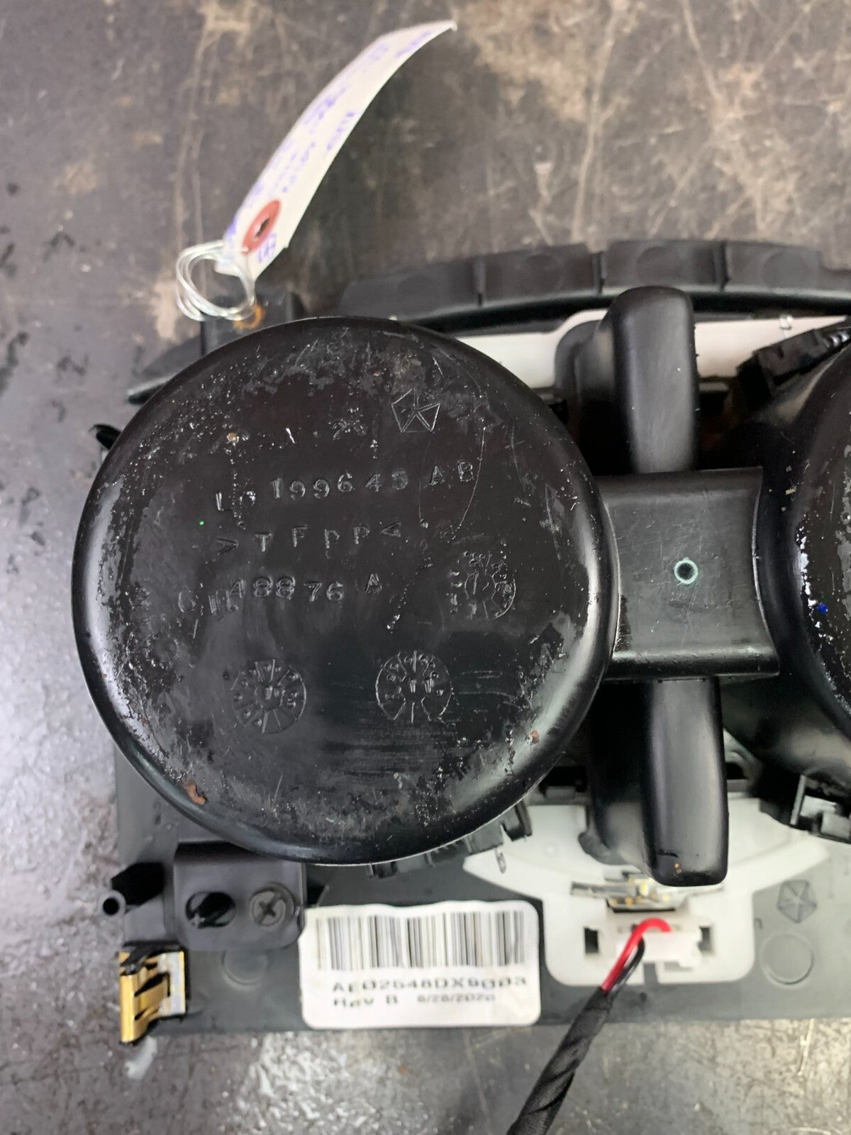 2015-2020 DODGE CHARGER/CHRYSLER 300 CENTER CONSOLE CUP HOLDER OEM AE02548DX9002