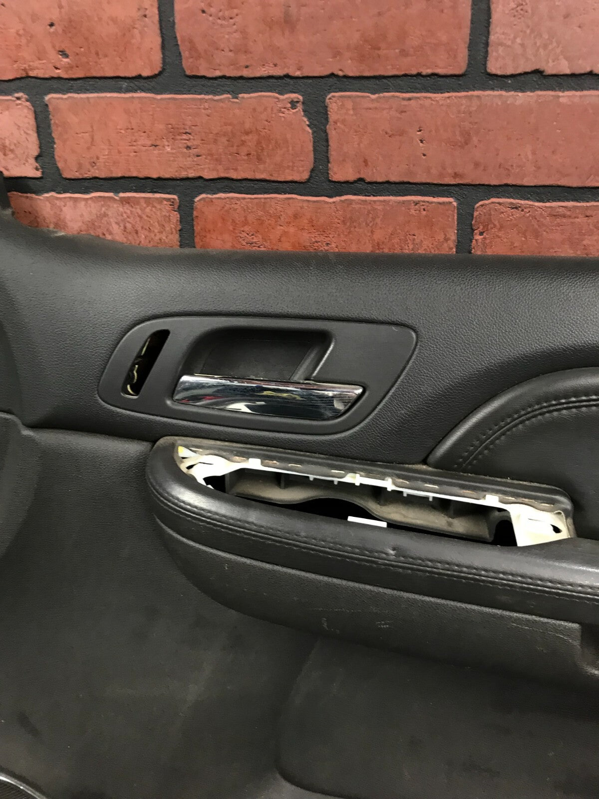 2007-08 GMC Yukon Denali XL Front Passenger RH Side Interior Door Panel 2578010