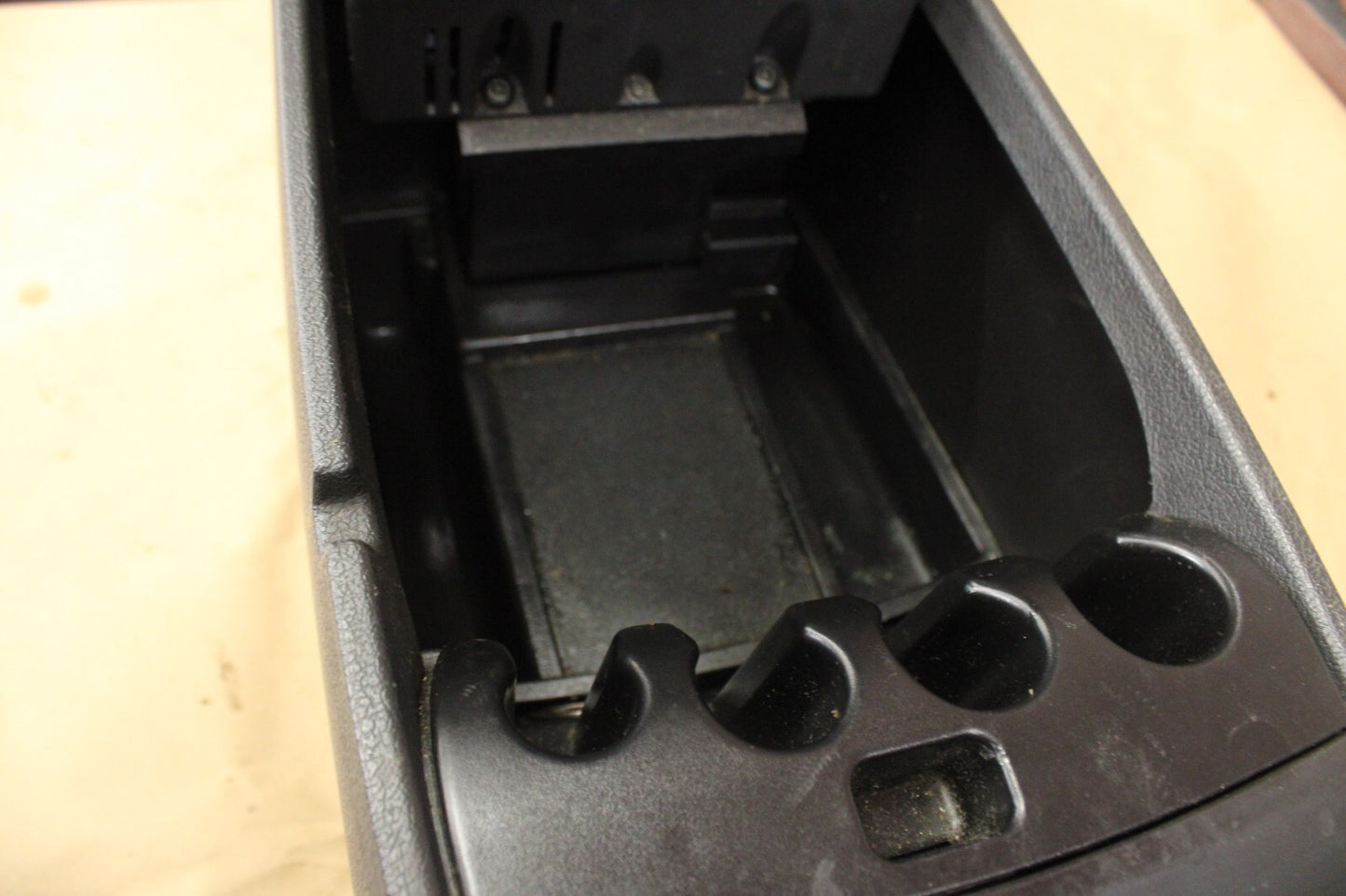 05-07 CHRYSLER 300 C FLOOR CENTER CONSOLE ARMREST STORAGE REAR SEAT DISPLAY DVD