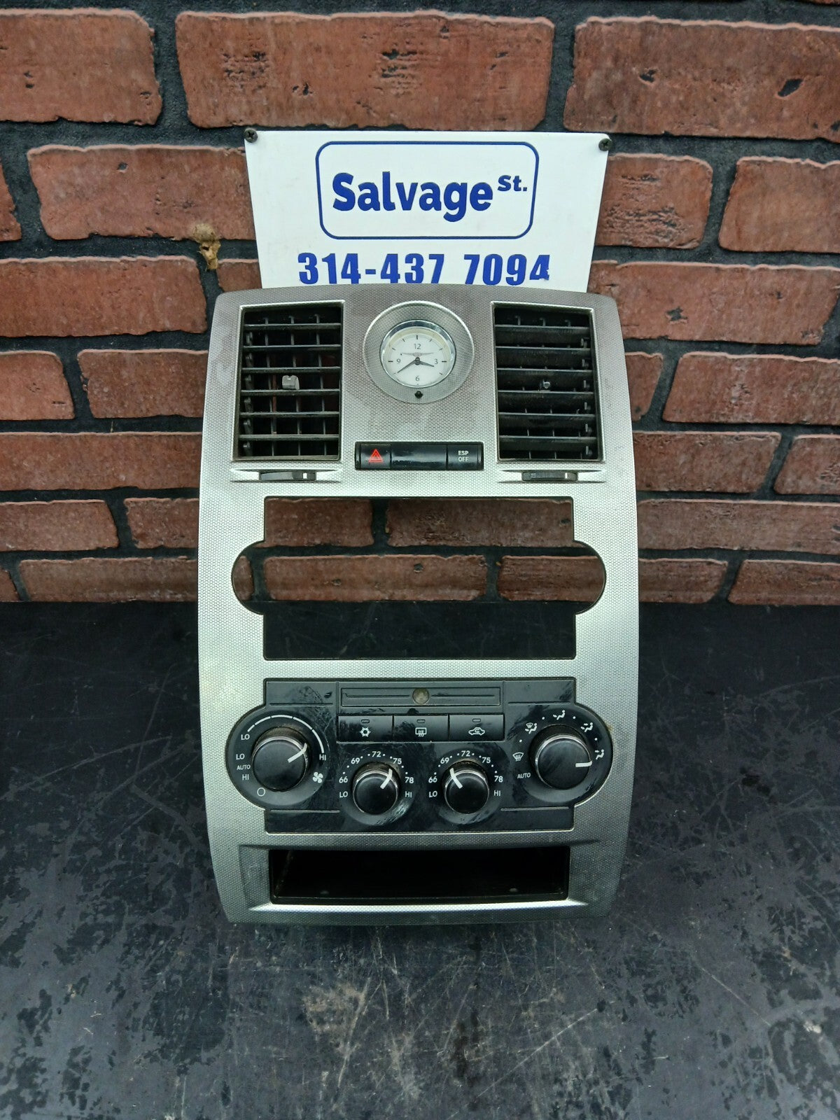 05-07 Charger 300 HVAC Climate Control w/ Bezel/Vents/Clock/Storage 55111030ag