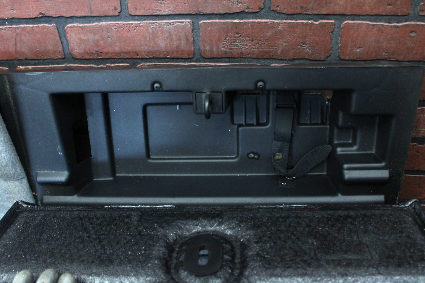05-10 Grand Cherokee SRT8 Rear Load Floor Base Storage Compartment 5JY871DHAK