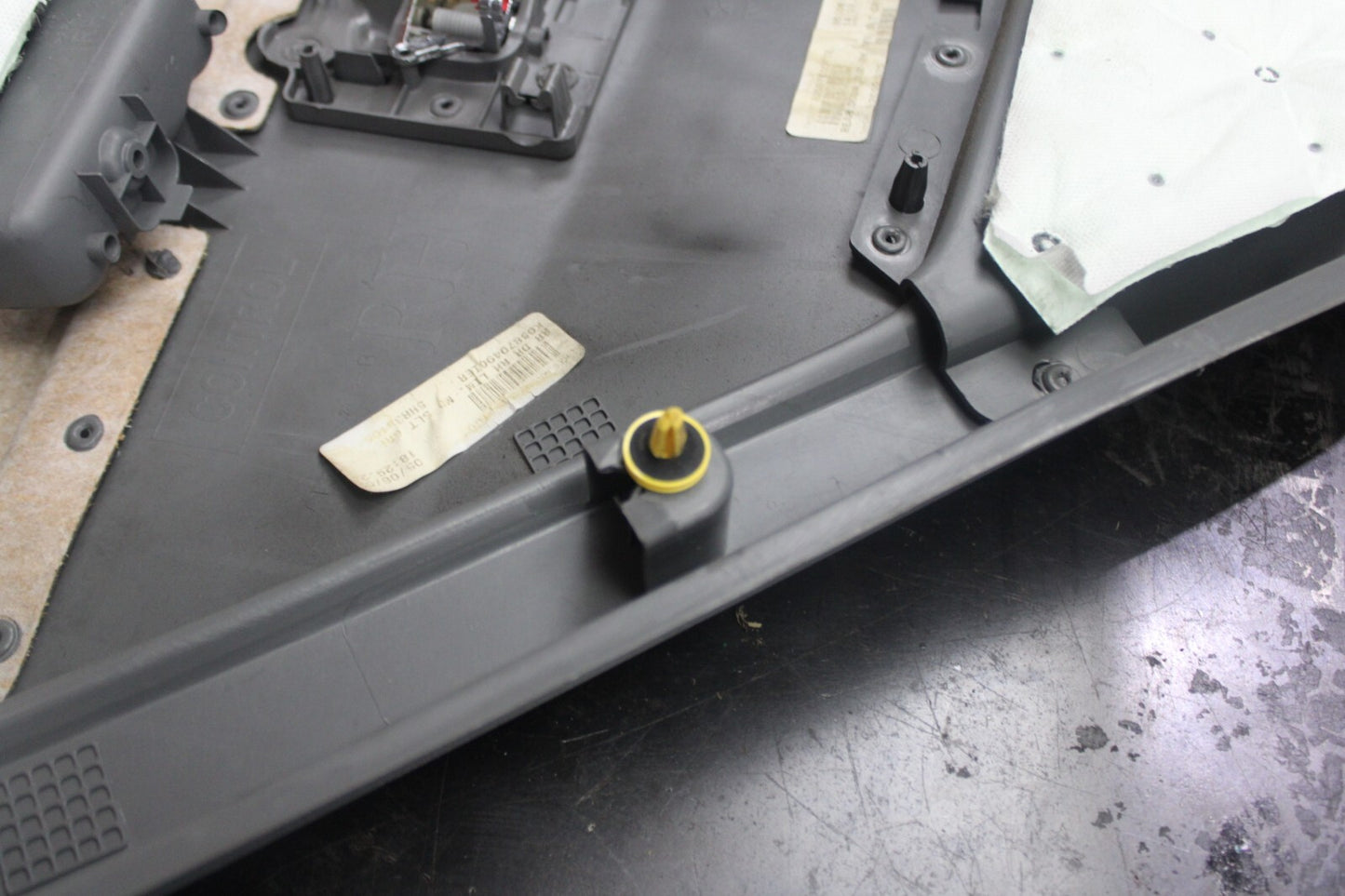 2005-2007 JEEP GRAND CHEROKEE REAR PASSENGER RH DOOR TRIM PANEL 5HR381D5AL