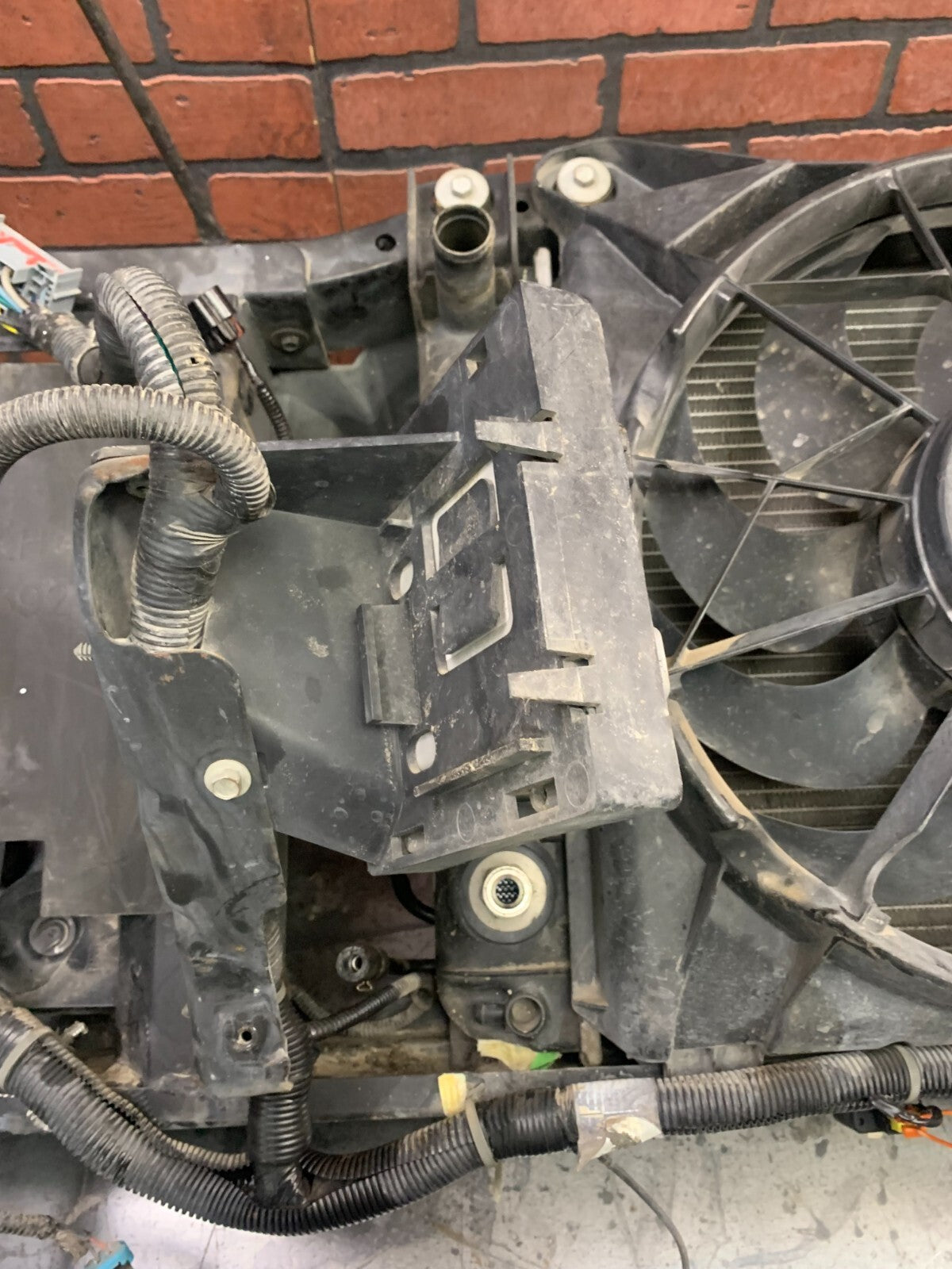2009 Suburban/Tahoe Complete Radiator Fan Cooling Assembly Support ECU Wiring