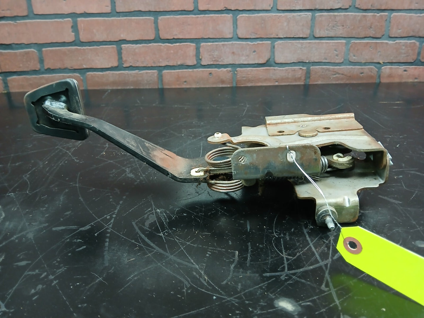 2007 Pontiac Solstice Saturn Sky Clutch Pedal Assembly w/ Bracket 15908750