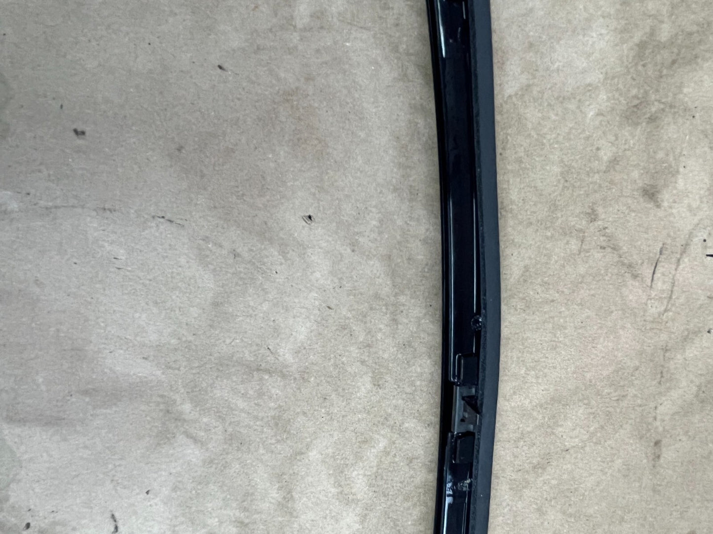 2008-2014 Cadillac Escalade Front Passenger RH Side Door Window Molding Trim