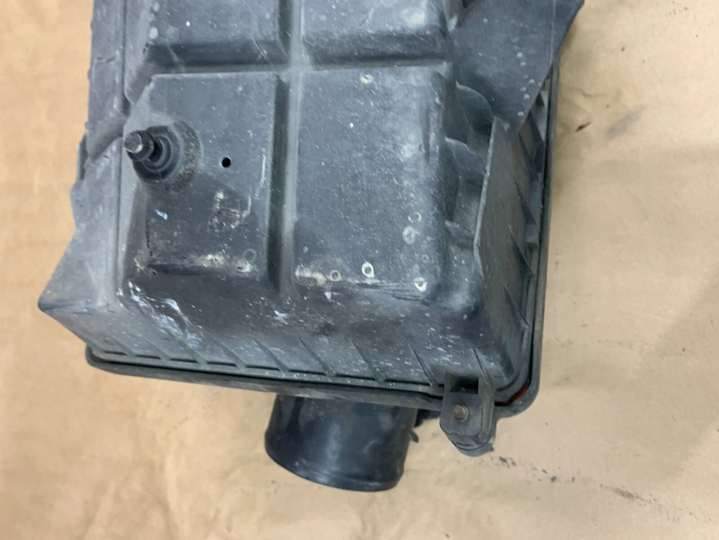 2009-2014 GM Suburban Tahoe Yukon Escalade Sierra Air Intake Filter Cleaner Box