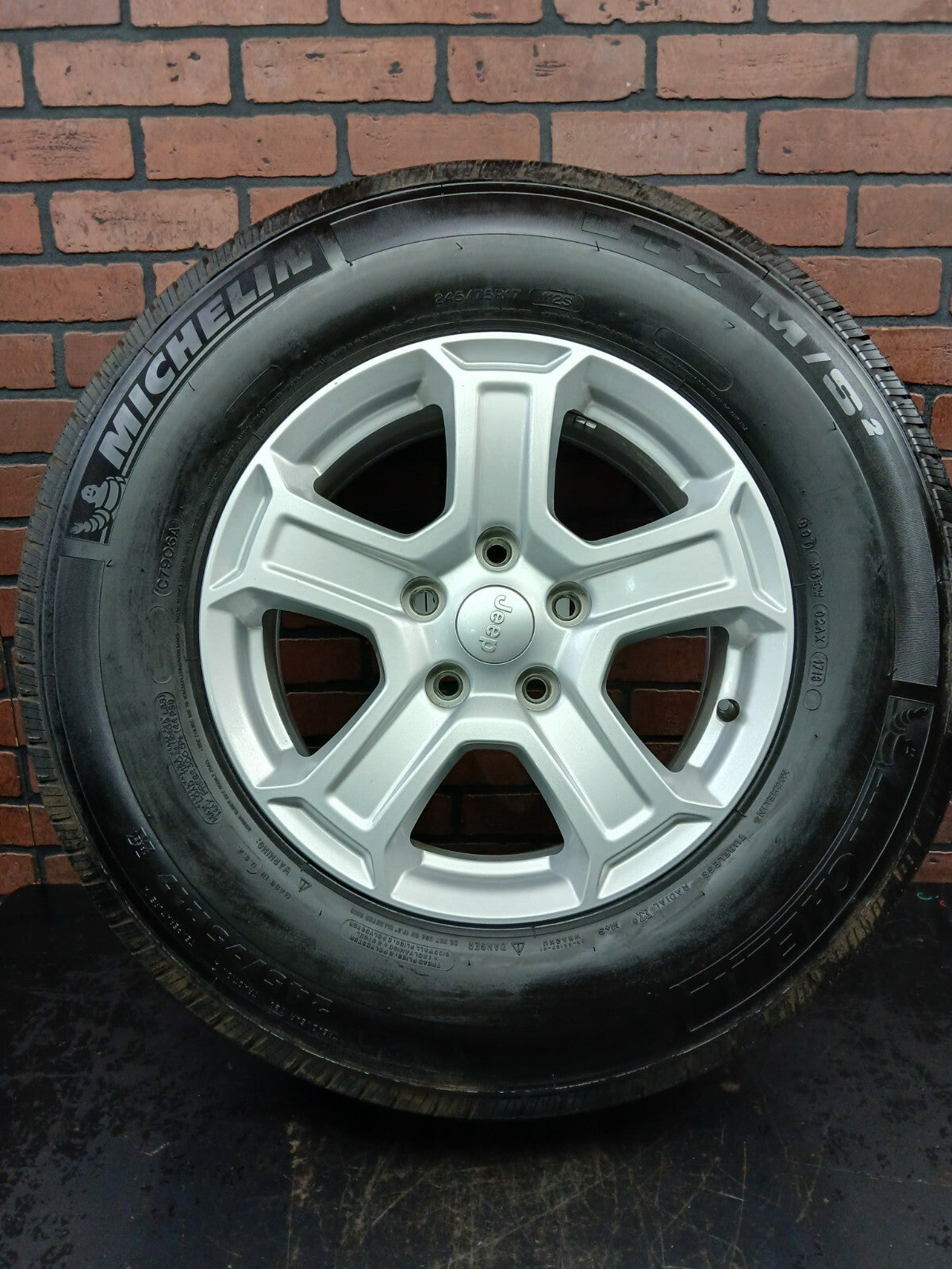 2018-2023 17" Jeep Wrangler Wheel/Tire 5vh23trmaa 17x7.5 9/32 5 Spoke Silver