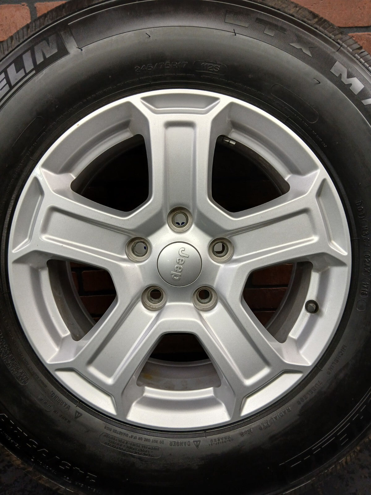 2018-2023 17" Jeep Wrangler Wheel/Tire 5vh23trmaa 17x7.5 9/32 5 Spoke Silver