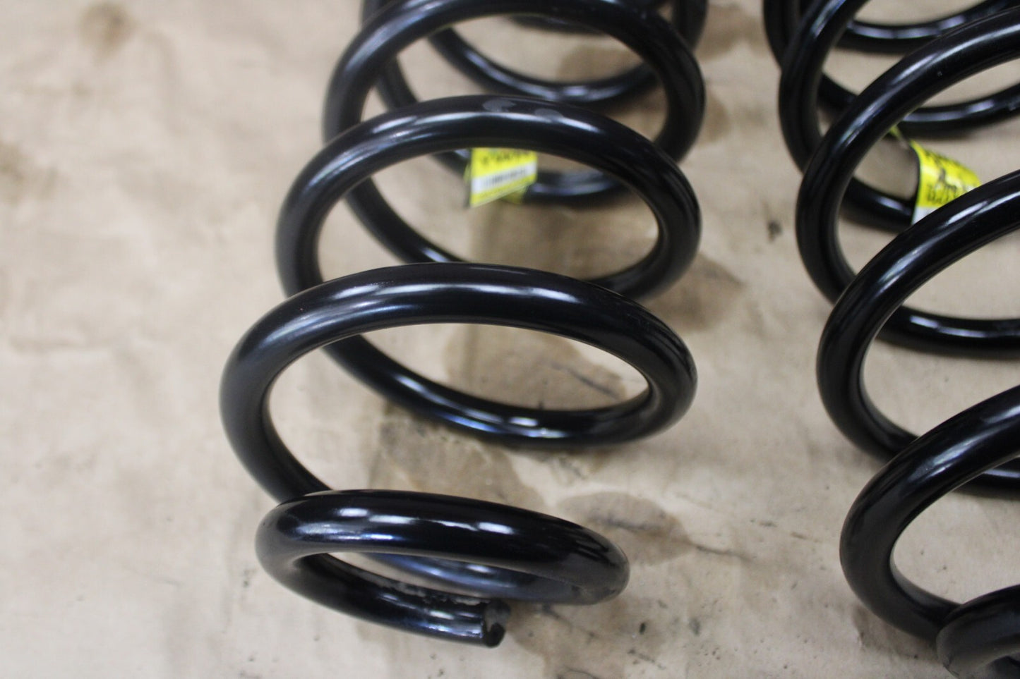 2007-2014 Escalade GMC Yukon Chevy Tahoe Rear Coil Springs Set GM OEM 25783731