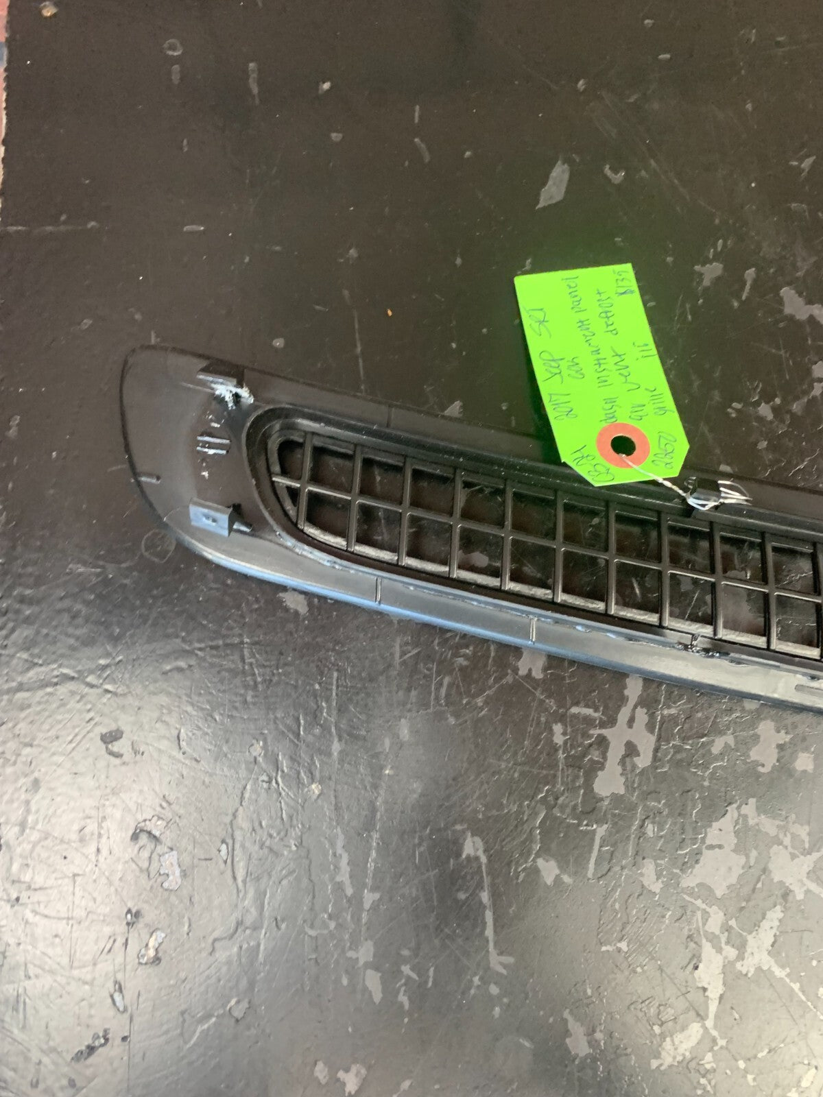 2014-2022 JEEP GRAND CHEROKEE UPPER DASH DEFROSTER GRILLE PANEL VENT OEM