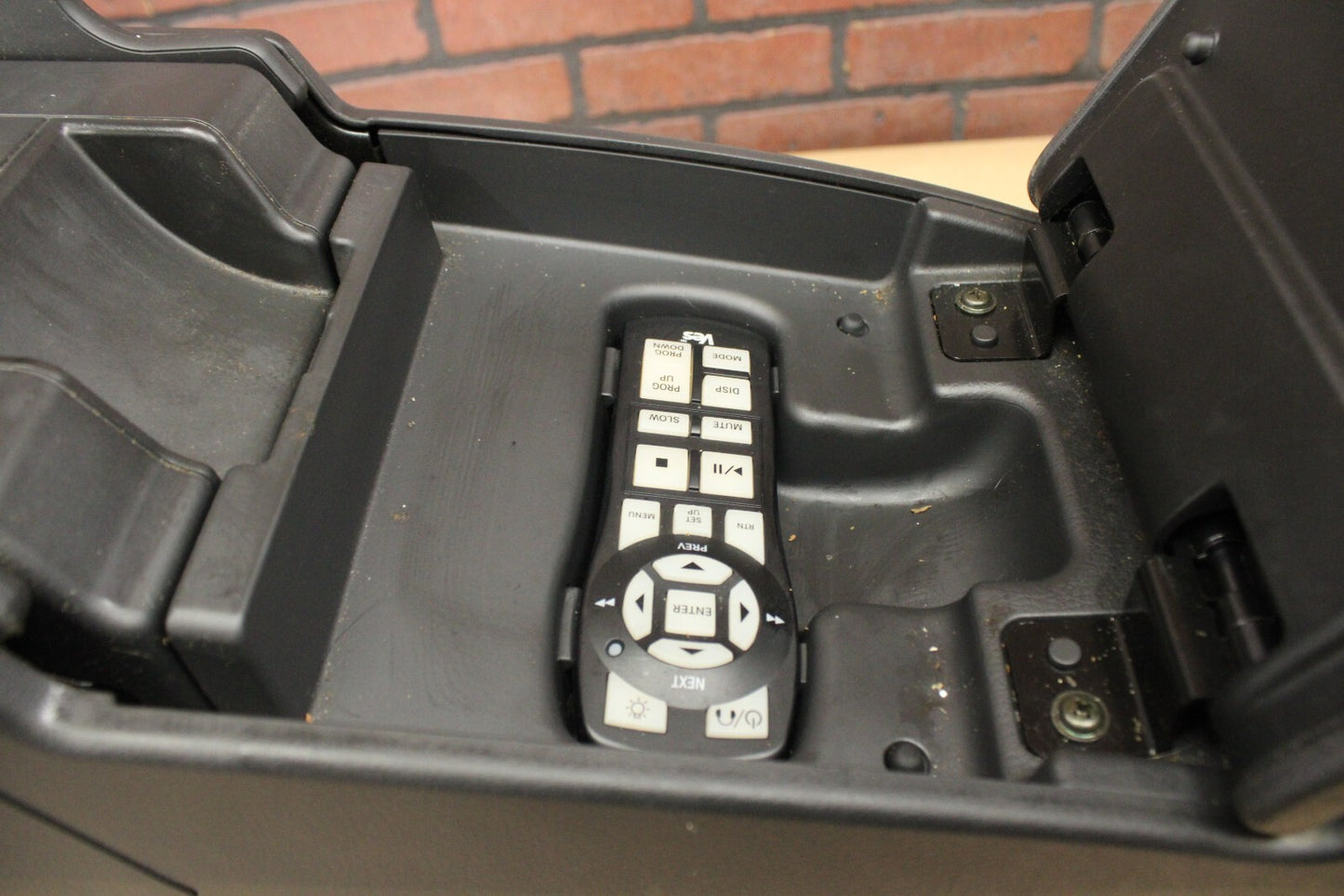 05-07 CHRYSLER 300 C FLOOR CENTER CONSOLE ARMREST STORAGE REAR SEAT DISPLAY DVD