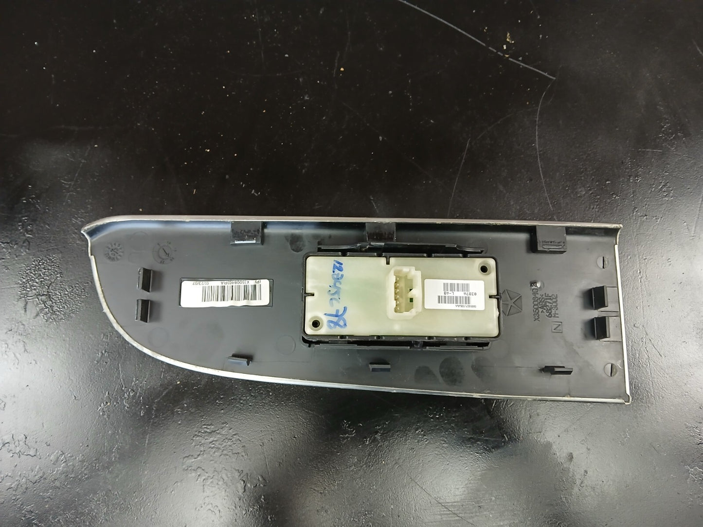 07 Jeep Front Passenger RH Side Window Door Switch Assembly w/ Bezel 04602786aa