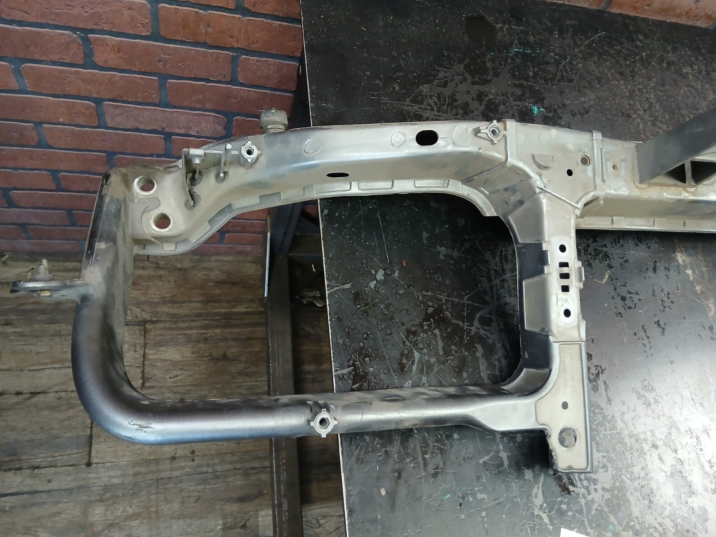 2005-2010 300 Charger Front Radiator Support Cross Member 05139179af 04578405aa
