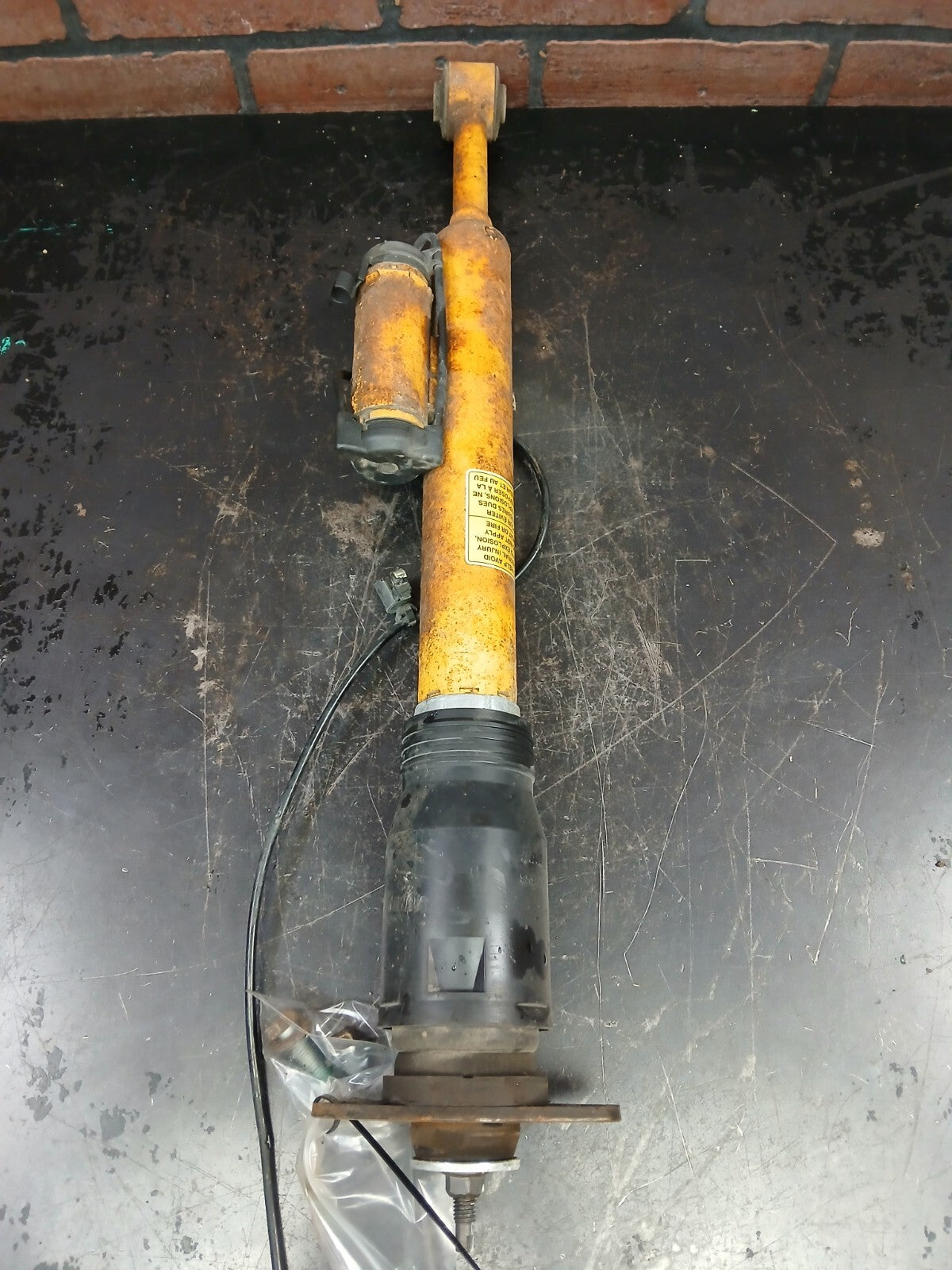 2013-2022 Dodge Challenger Rear Passenger RH Shock Absorber Strut 05181576ad