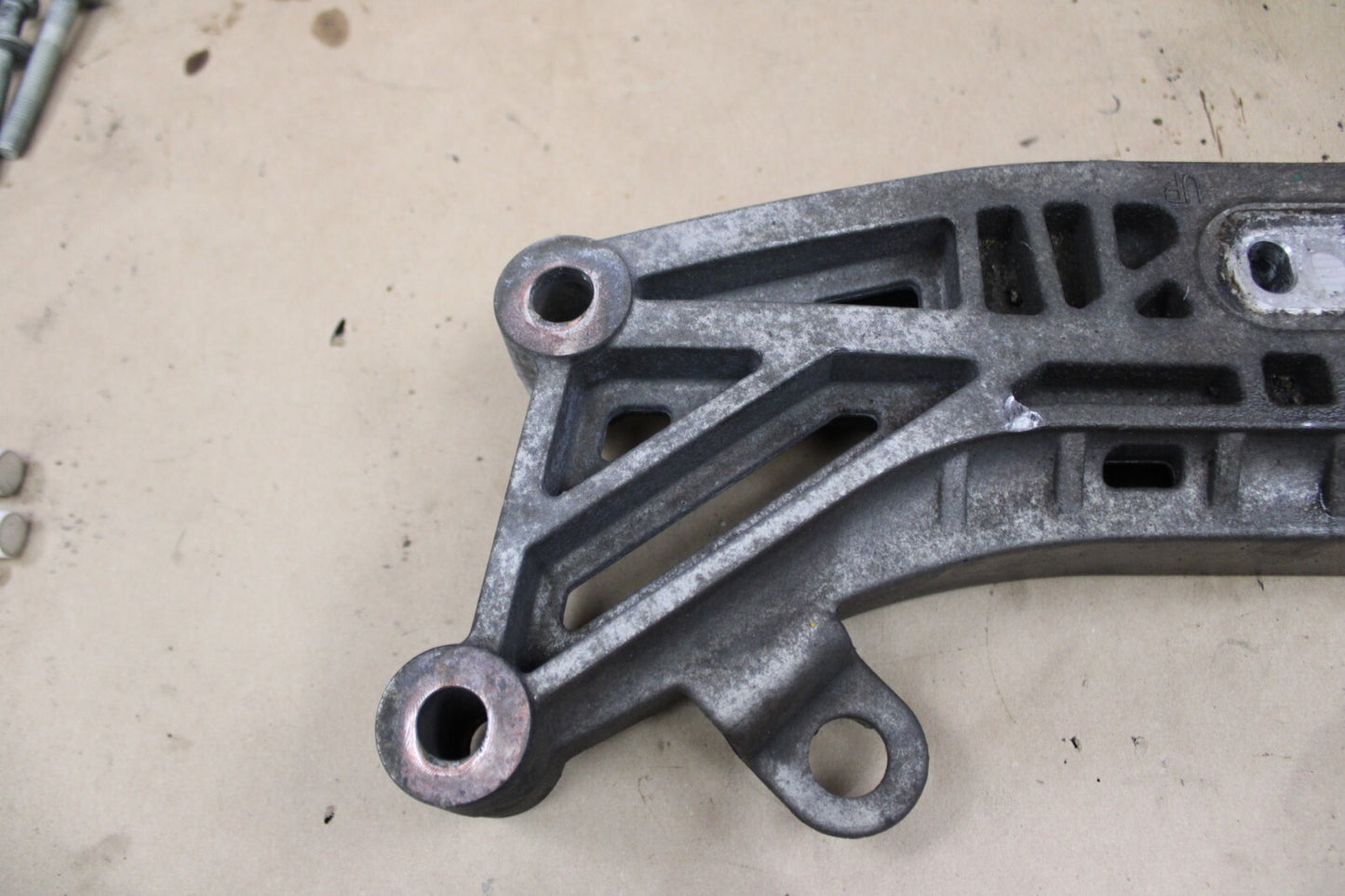 15-23 DODGE CHARGER R/T AUTO TRANSMISSION CROSSMEMBER MOUNT BRACKET 68170323AA