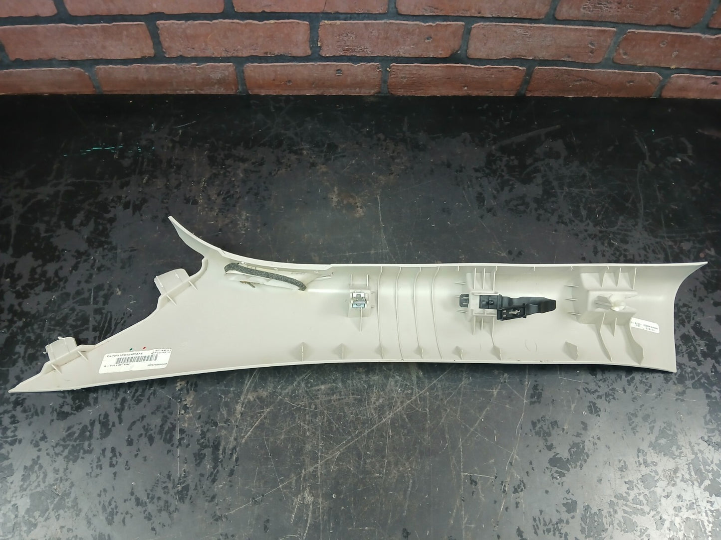 2011-2013 Grand Cherokee Durango Passenger RH Side A Pillar Molding 1gg52hdaae