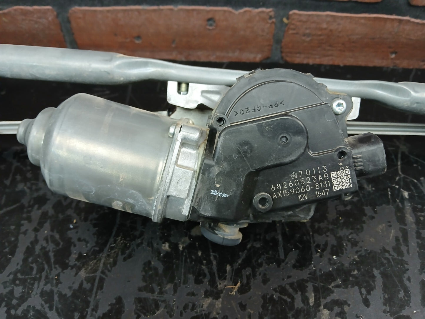 2016-2021 Jeep Grand Cherokee Front Windshield Wiper Motor Linkage 68260523ab
