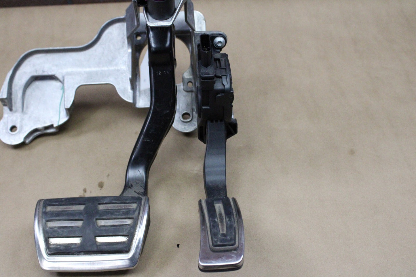 13-18 AUDI A4/A6/A7/S7 ACCELERATOR GAS PEDAL & BRAKE STOP PEDAL OEM 4H1-723-523
