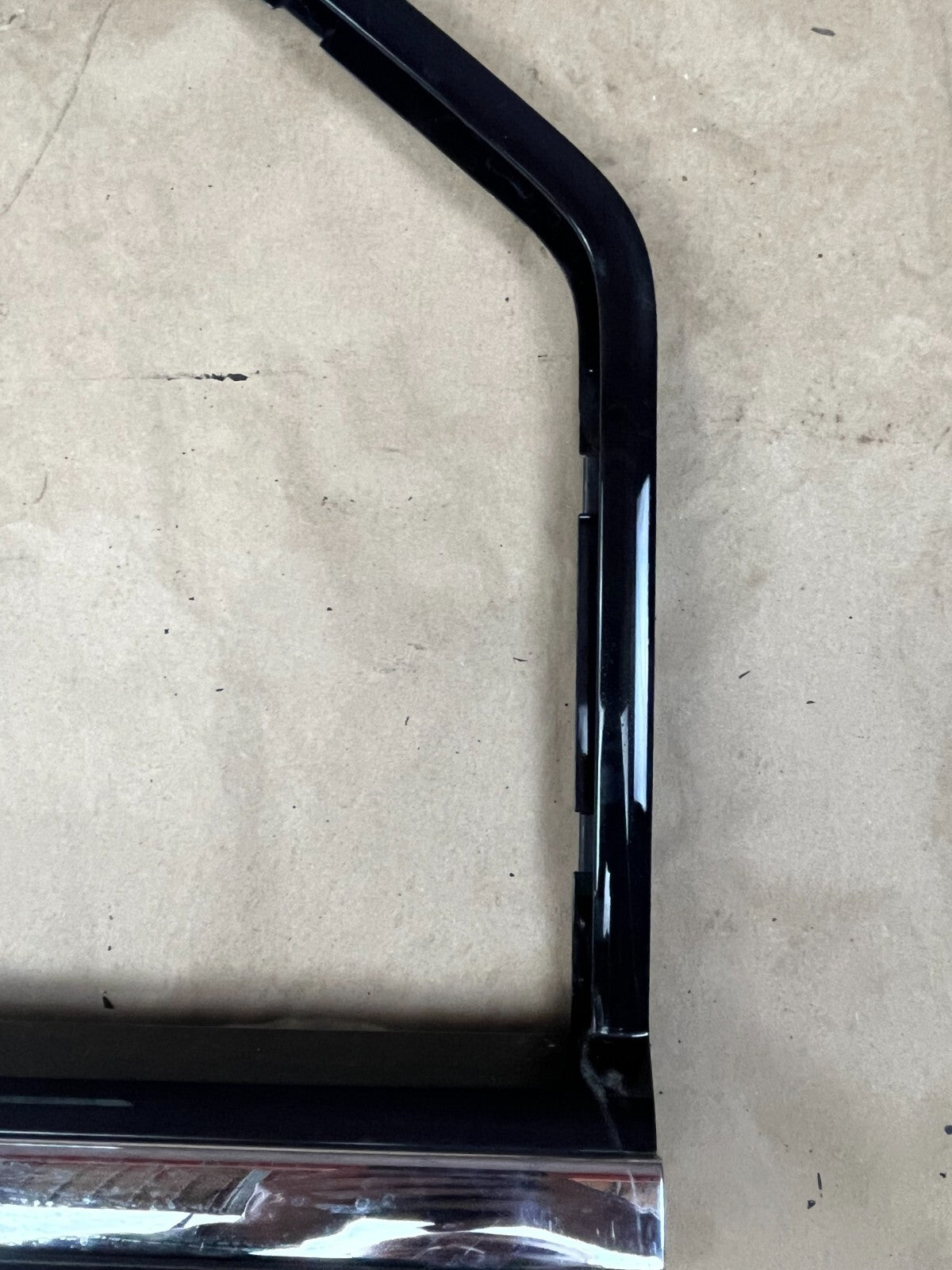 2008-2014 Cadillac Escalade Front Passenger RH Side Door Window Molding Trim