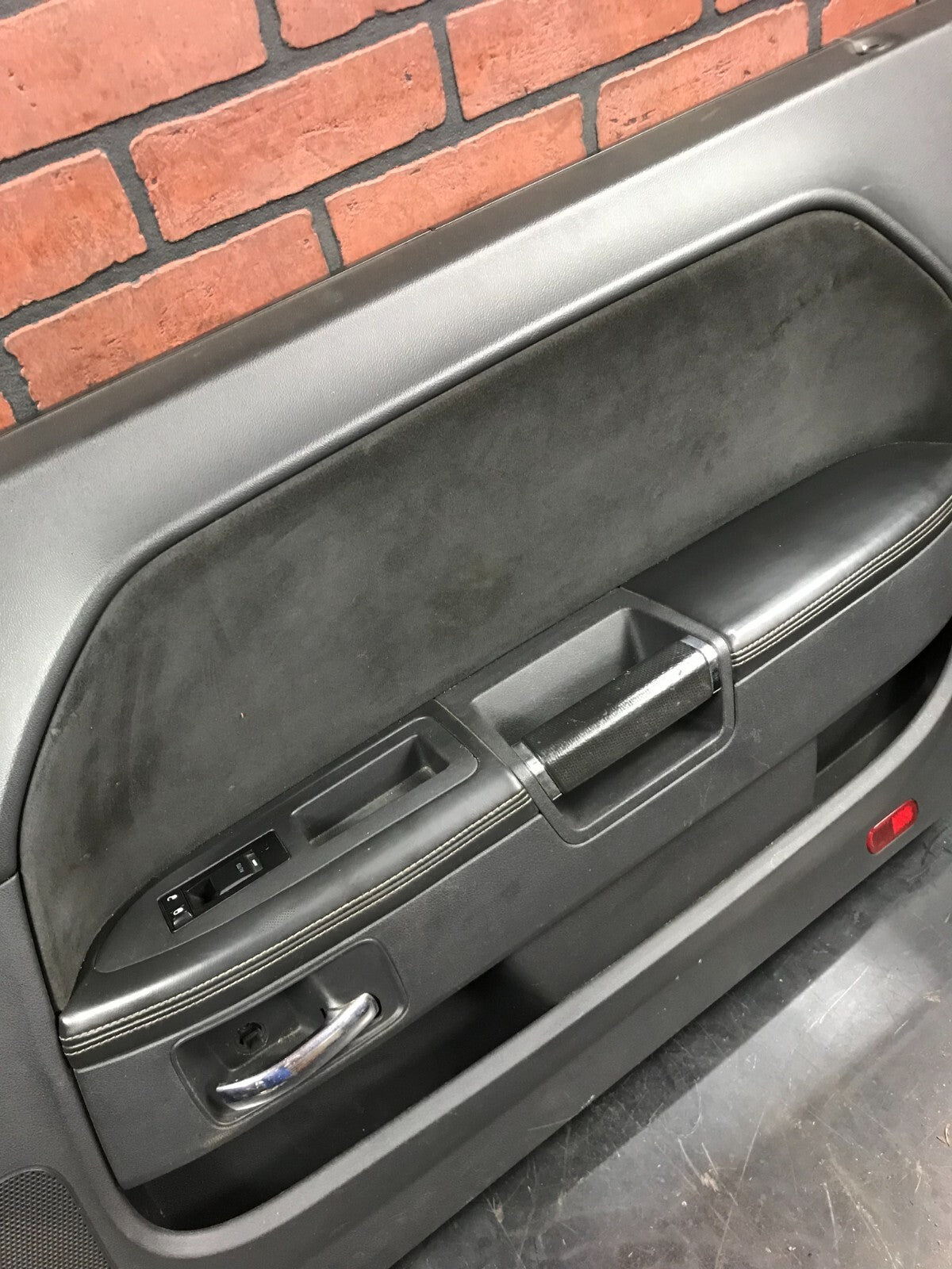 2008-2010 Dodge Challenger OEM Front Passenger RH Side Interior Door Panel Trim