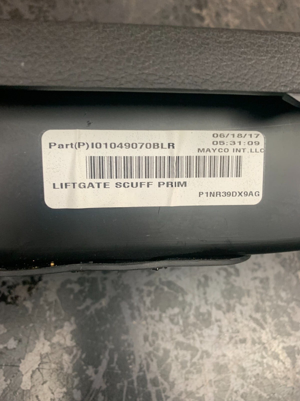 2015-2018 JEEP GRAND CHEROKEE REAR CARGO FLOOR SILL PLATE OEM I01049070BLR