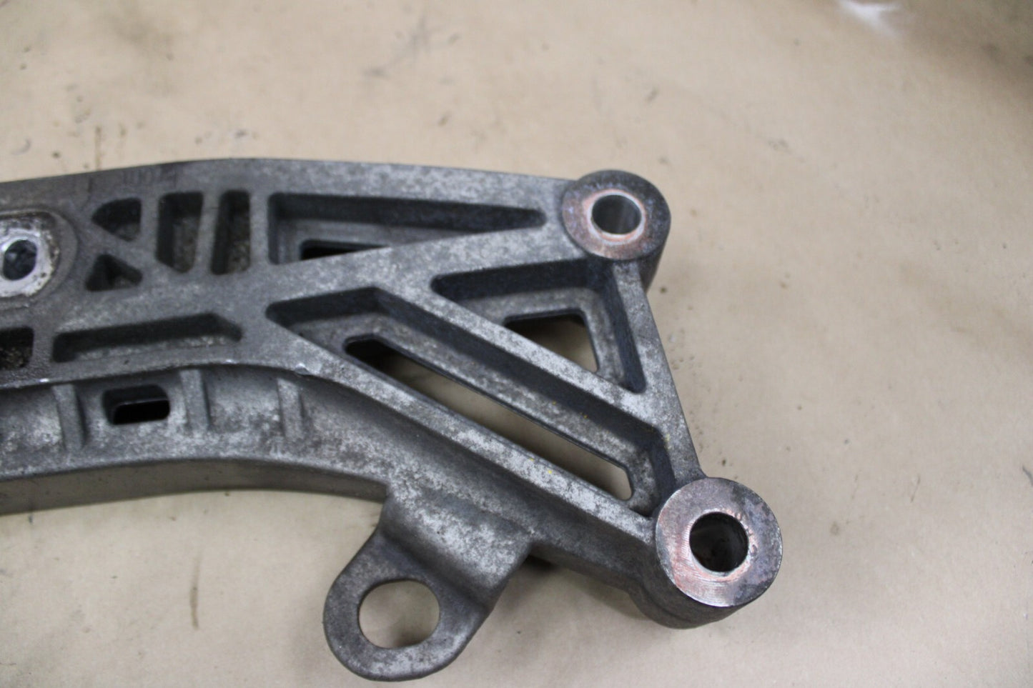 15-23 DODGE CHARGER R/T AUTO TRANSMISSION CROSSMEMBER MOUNT BRACKET 68170323AA
