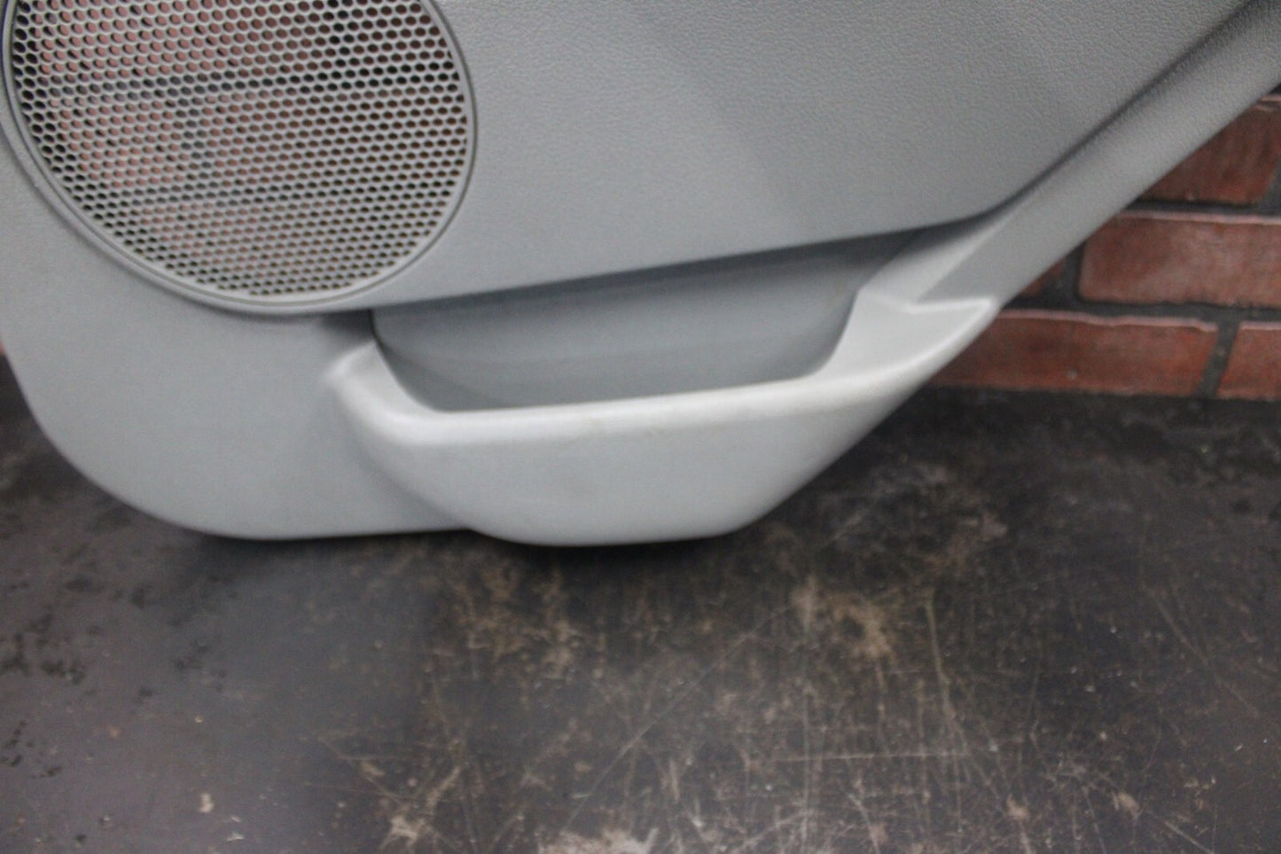 2005-2007 JEEP GRAND CHEROKEE REAR PASSENGER RH DOOR TRIM PANEL 5HR381D5AL
