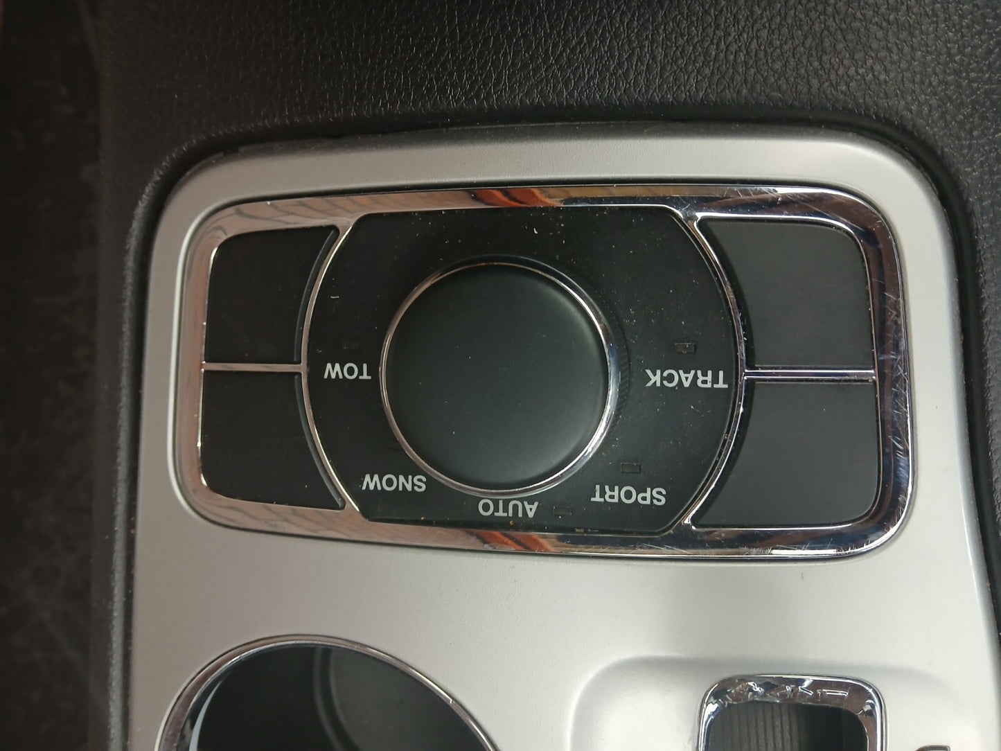 2011-2013 Jeep Grand Cherokee Center Console Assembly w/ Shifter/Storage/Vents