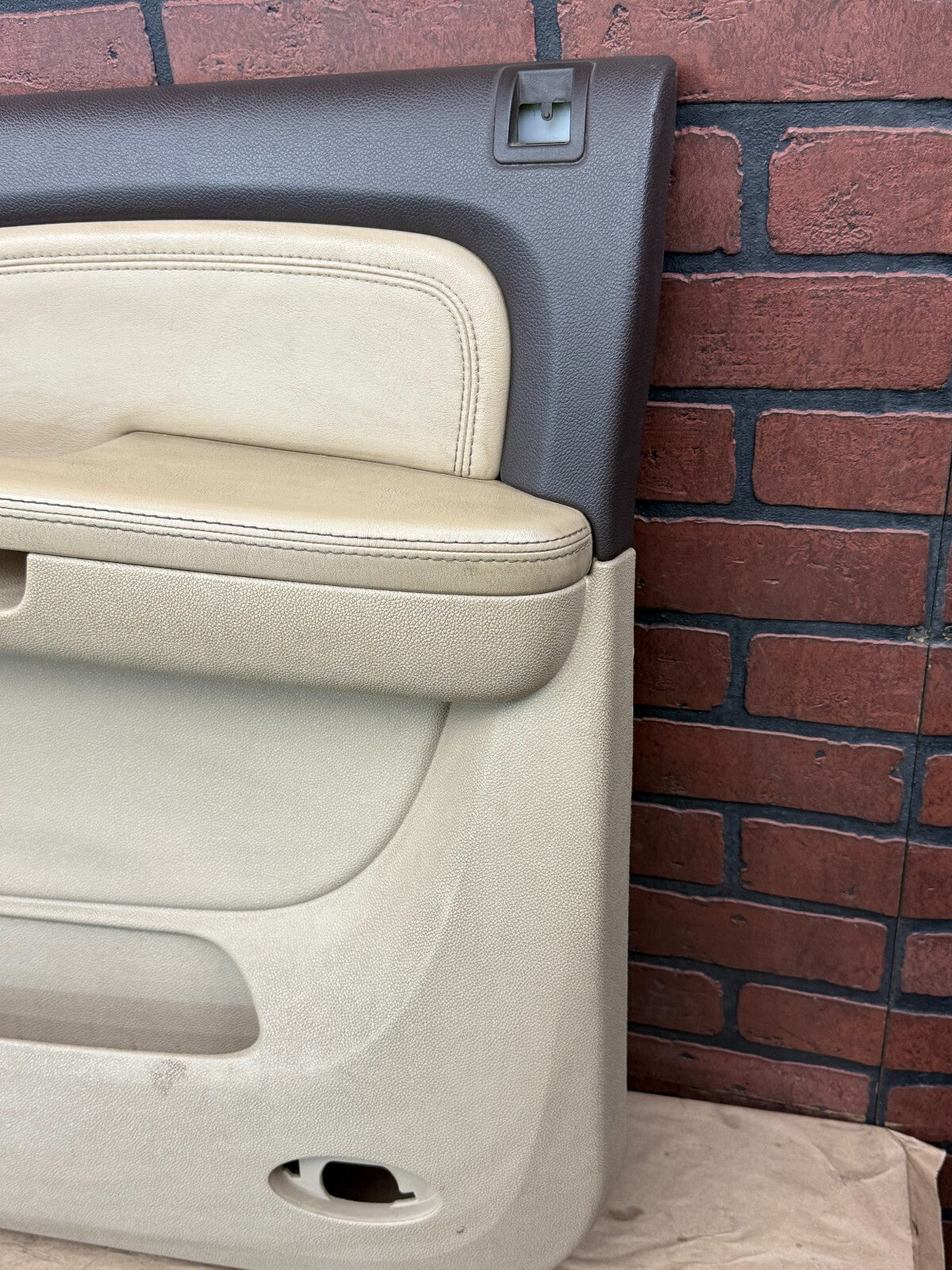2007-2009 GMC YUKON ESCALADE OEM FRONT RIGHT PASSENGER INTERIOR DOOR PANEL BEIGE