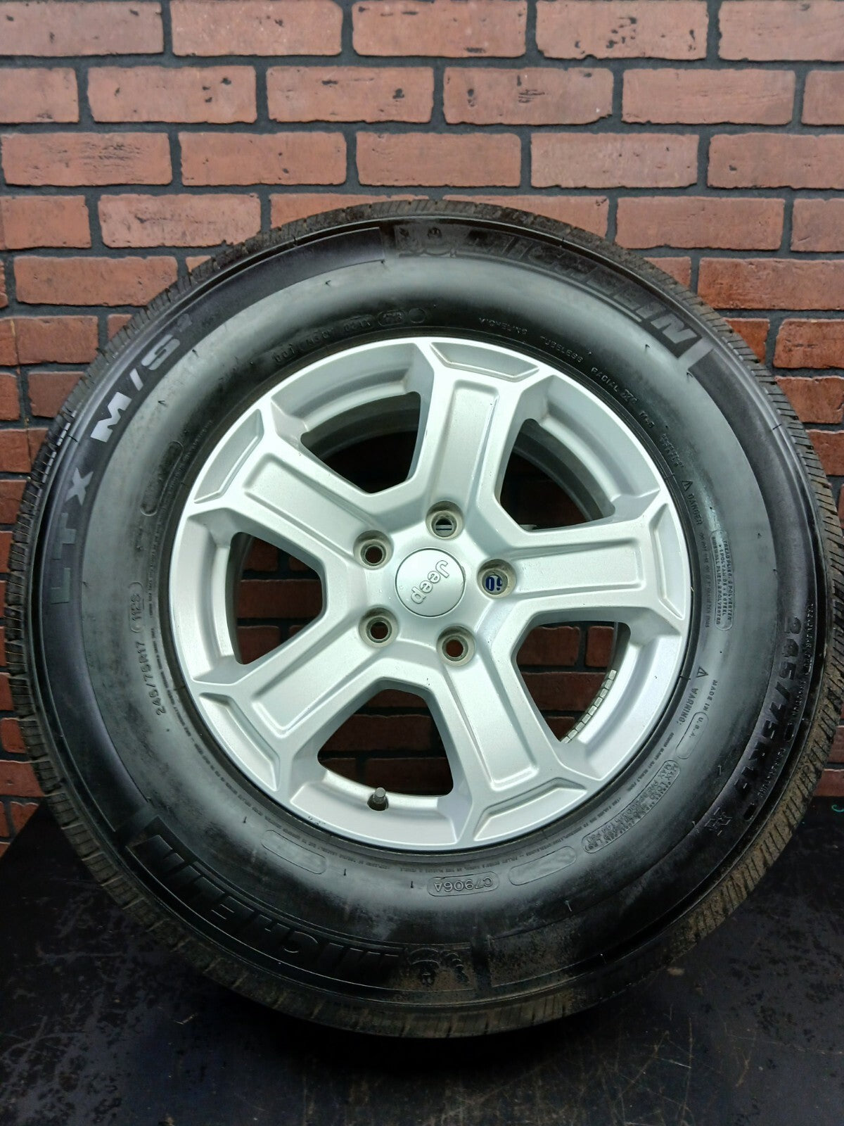 2018-2023 17" Jeep Wrangler Wheel/Tire 5vh23trmaa Silver 5 Spoke 17x7.5 9/32