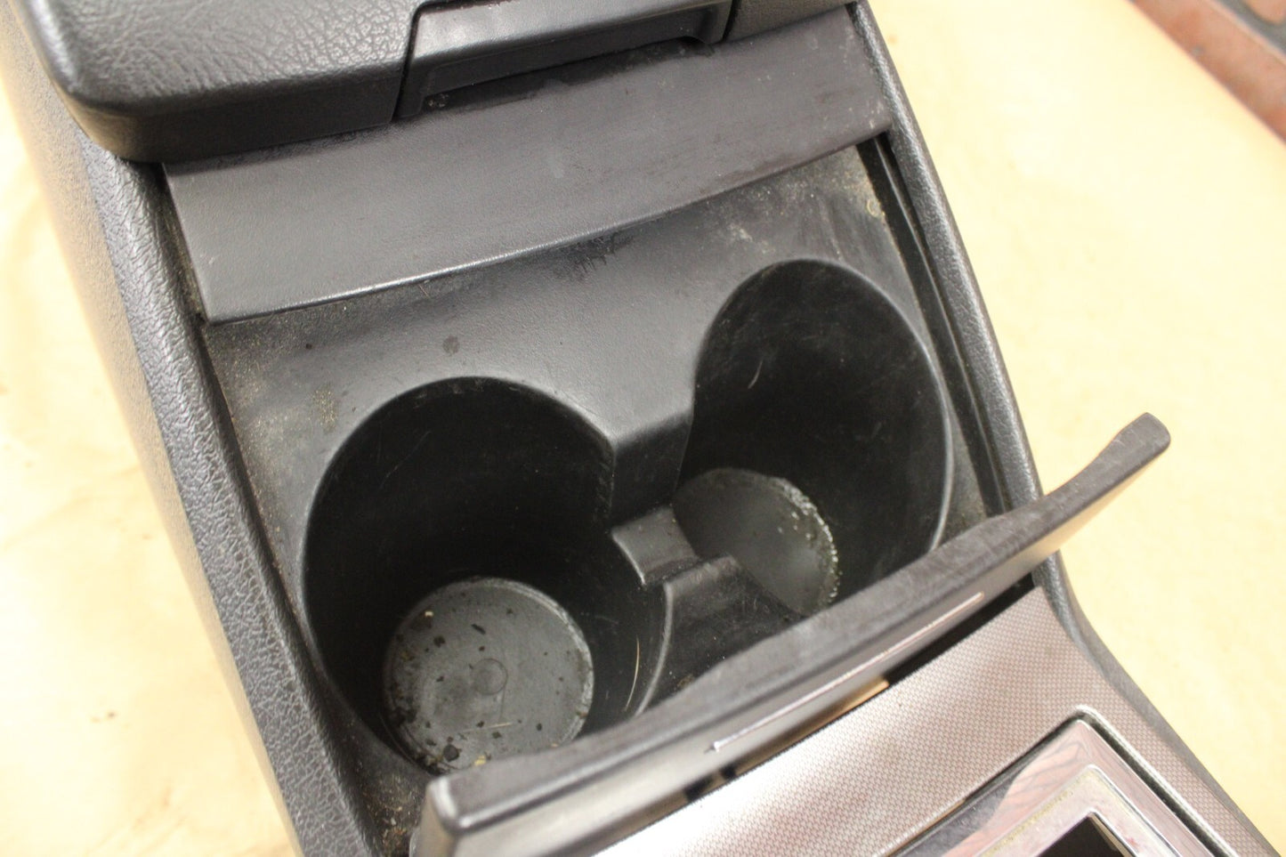 05-07 CHRYSLER 300 C FLOOR CENTER CONSOLE ARMREST STORAGE REAR SEAT DISPLAY DVD