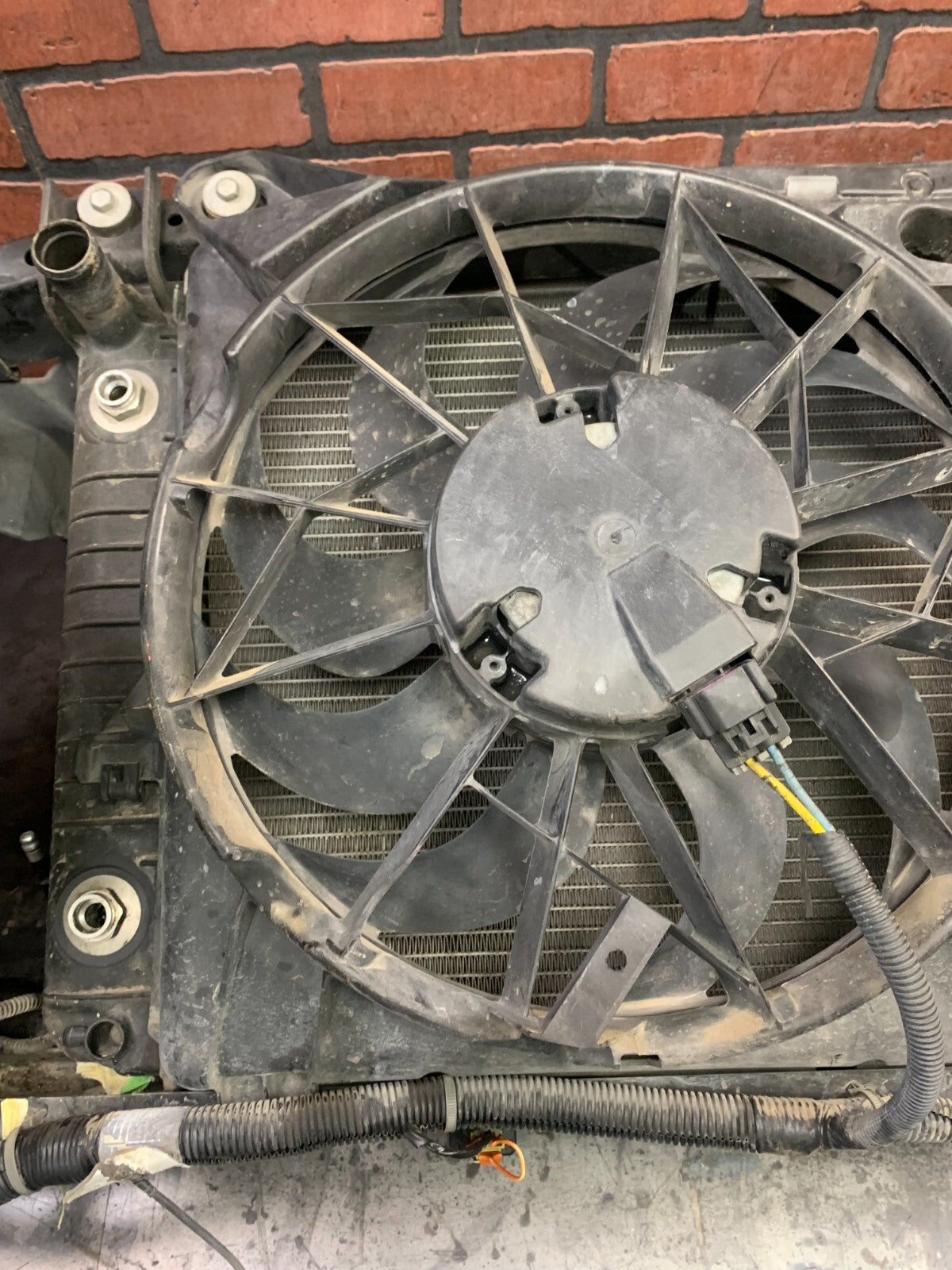 2009 Suburban/Tahoe Complete Radiator Fan Cooling Assembly Support ECU Wiring