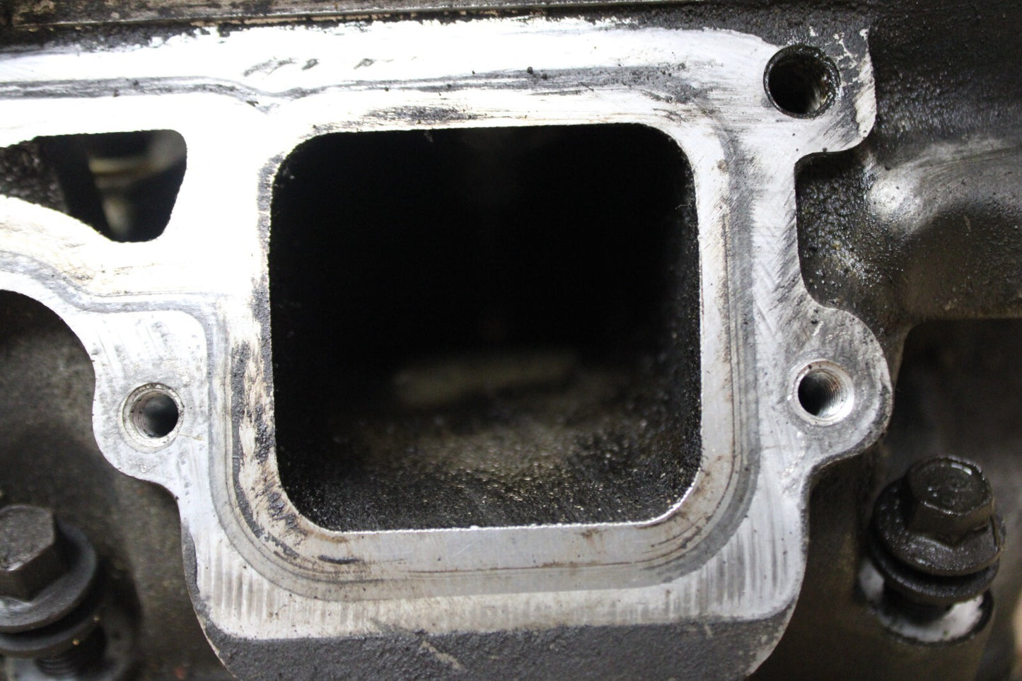 6.1L HEMI DODGE CHRYSLER JEEP DRIVER CYLINDER HEAD W EXHAUST MANIFOLD 05037369AA