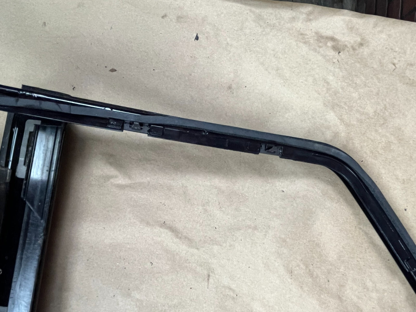2008-2014 Cadillac Escalade Front Passenger RH Side Door Window Molding Trim