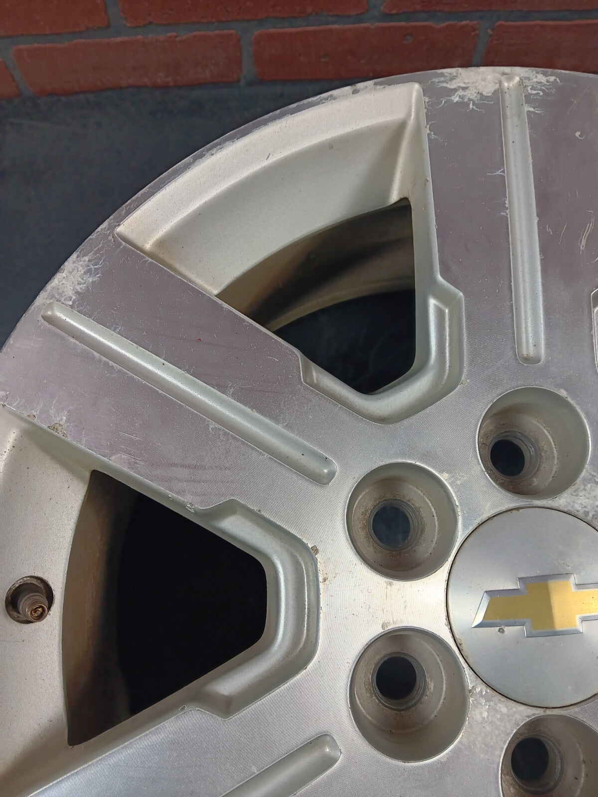 GMC 18x7.5in Single Silver Wheel Rim With Center Cap 5597515