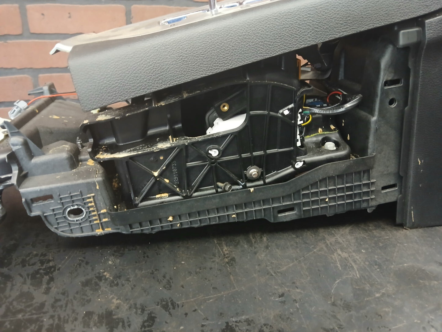 2011-2013 Jeep Grand Cherokee Center Console Assembly w/ Shifter/Storage/Vents