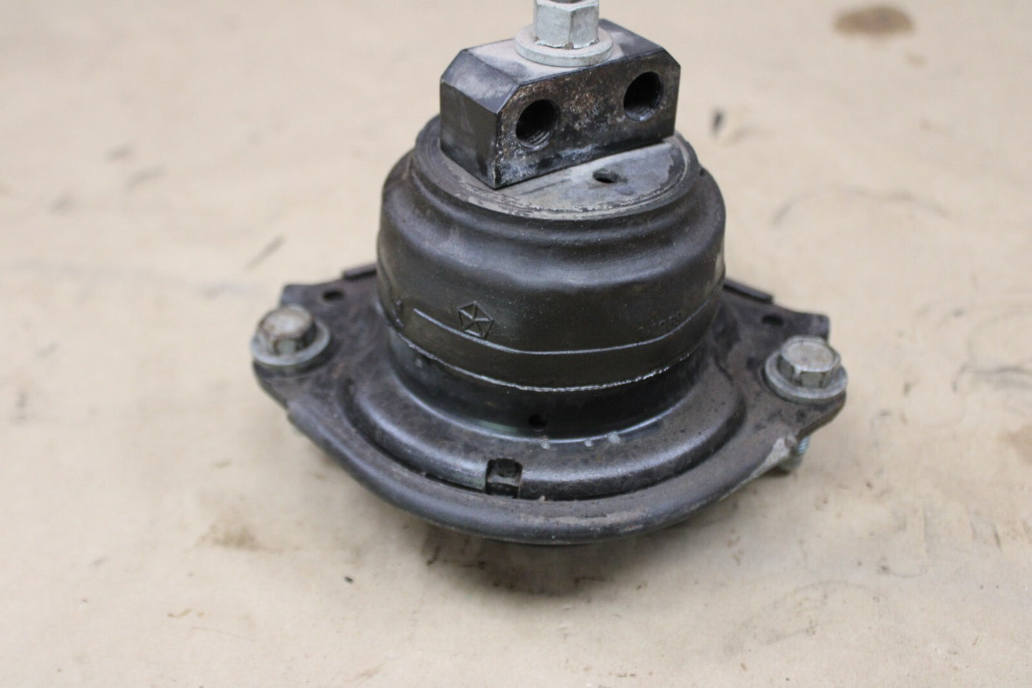2011-2023 Dodge Charger Challenger 300 SRT8 Scat 392 6.4l Right Engine Mount OEM
