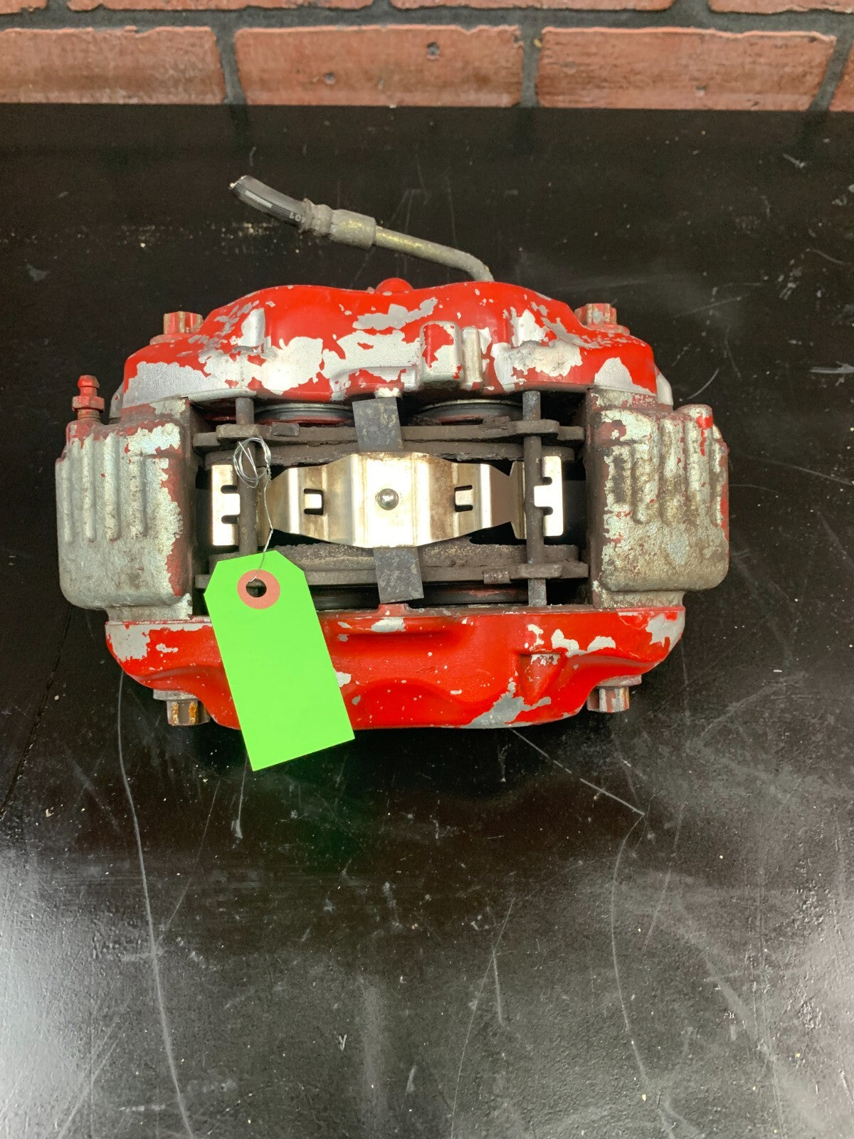 JEEP SRT 8 FRONT RH SIDE BREMBO BRAKE OEM USED, PAINT IS PEELING.